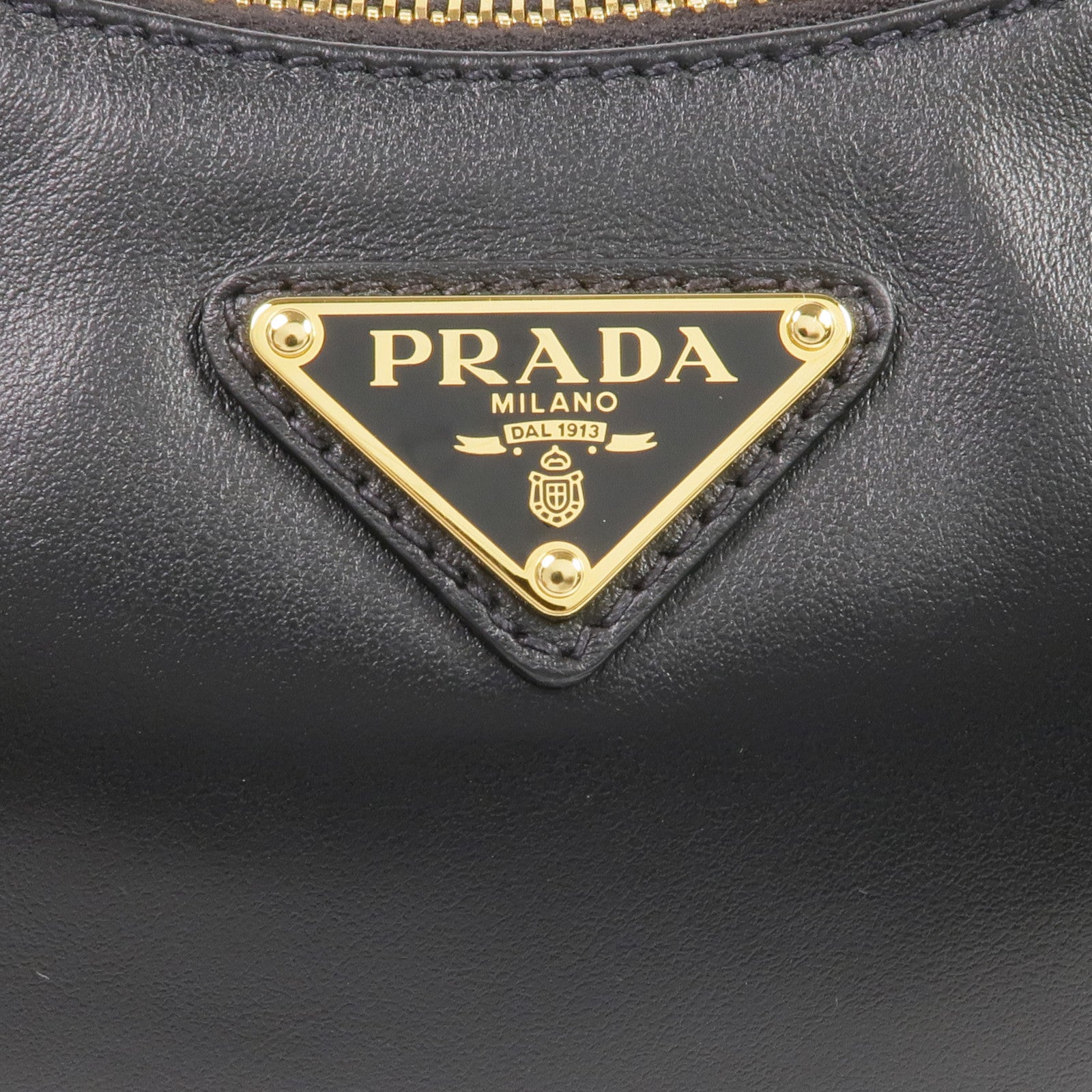 PRADA 皮革Re-Edition 2005金扣肩背袋