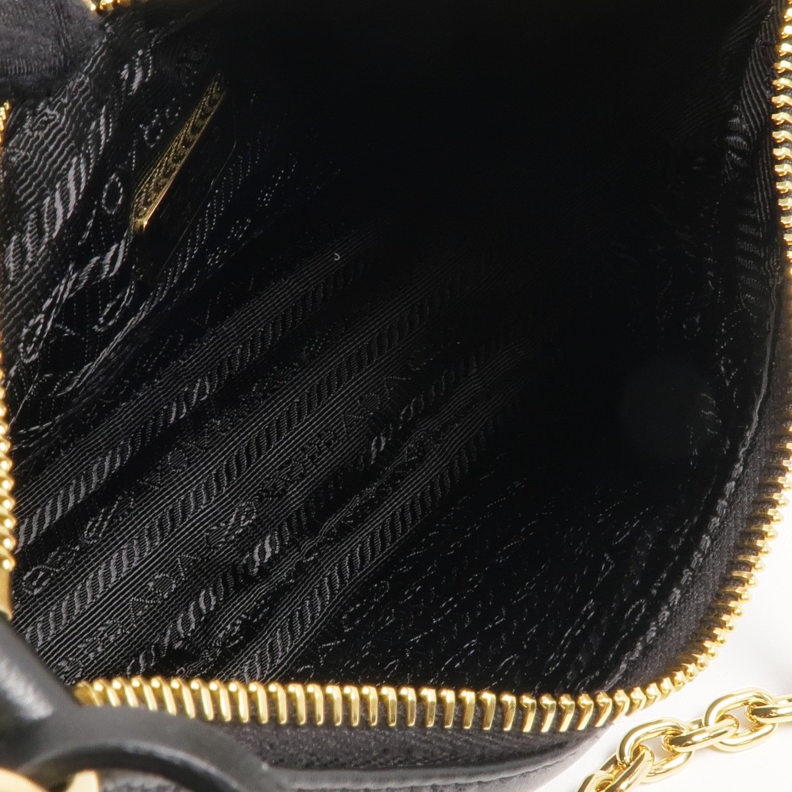 PRADA 皮革Re-Edition 2005金扣肩背袋