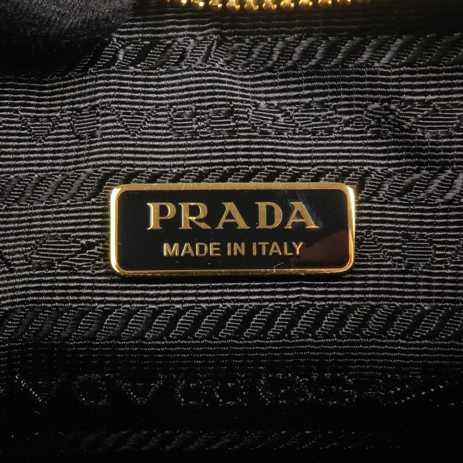 PRADA 皮革Re-Edition 2005金扣肩背袋