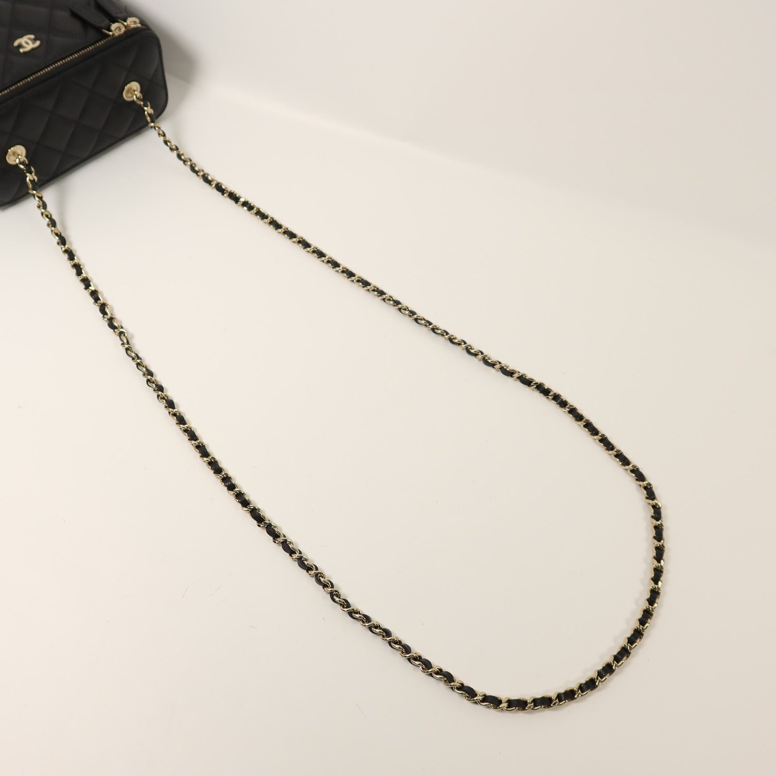 CHANEL 牛皮皮革Vanity Case金扣鏈帶肩背袋