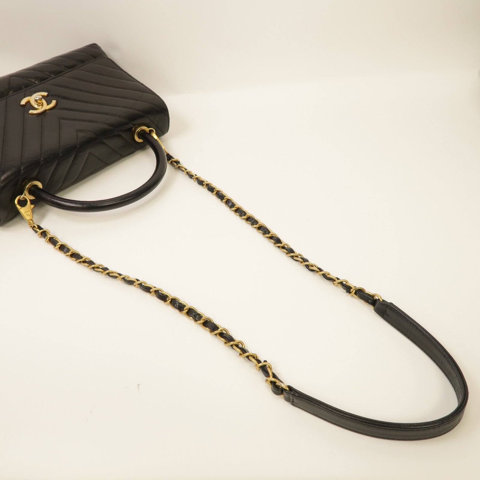 CHANEL 斜紋牛皮皮革Coco Handle Medium金扣手挽肩背兩用袋黑色