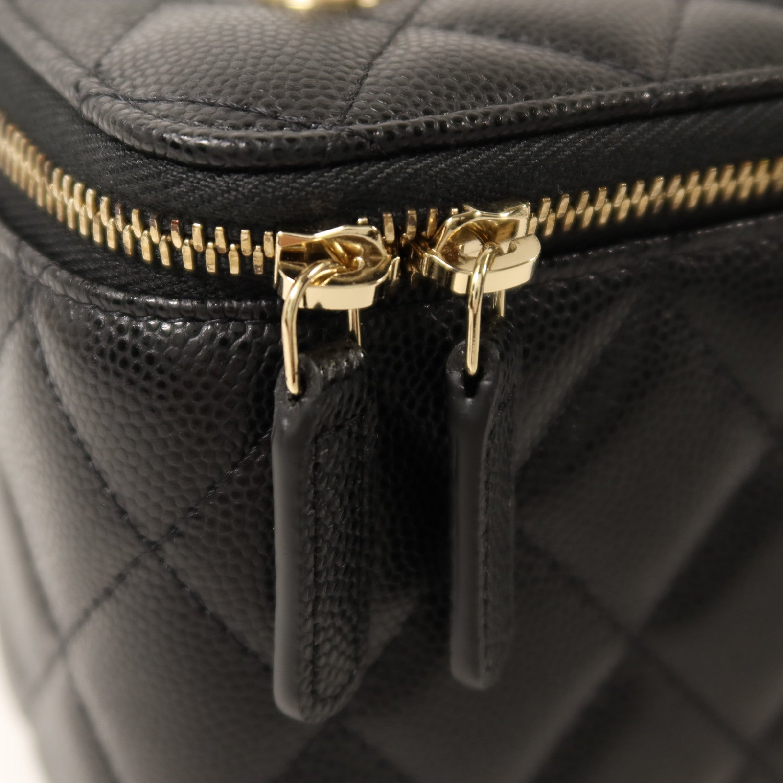 CHANEL 牛皮皮革Vanity Case金扣鏈帶肩背袋