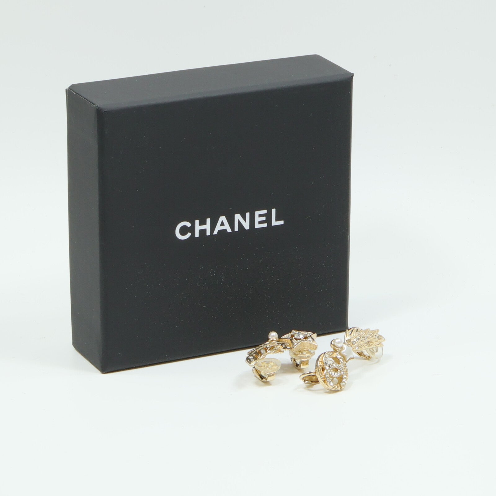 CHANEL 金屬/水晶/樹脂Shooting Star CC Logo Ear Cuffs耳環