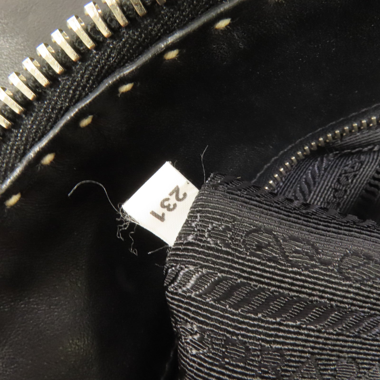PRADA 牛皮皮革Handbag銀扣手挽袋