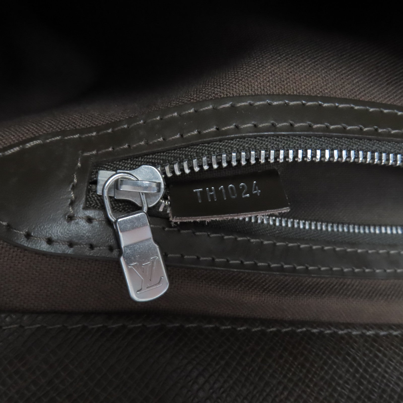 LOUIS VUITTON Taiga Kasbek GM銀扣公事包啡色