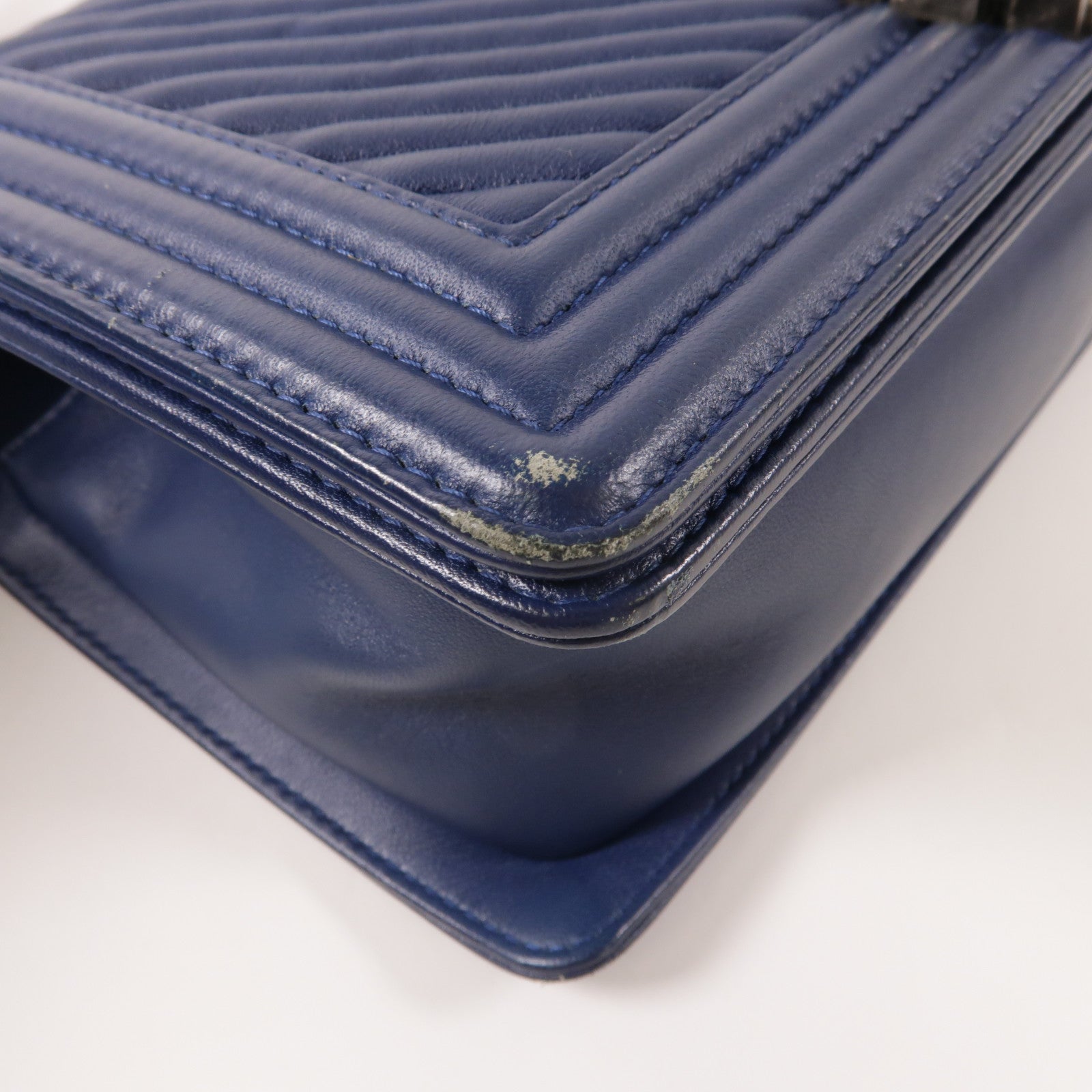 CHANEL 牛皮皮革Chevron Boy 25鏈帶肩背袋