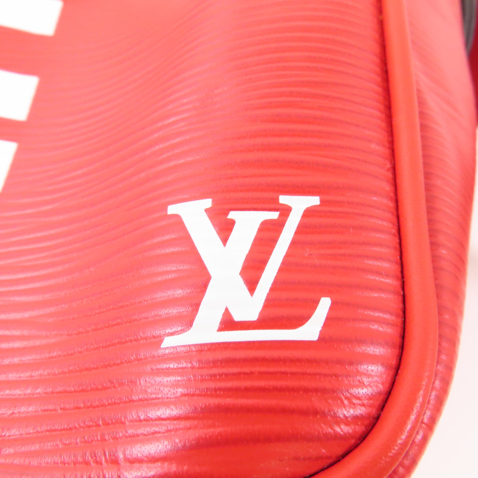 LOUIS VUITTON Epi Supreme x Danube PM銀扣肩背袋
