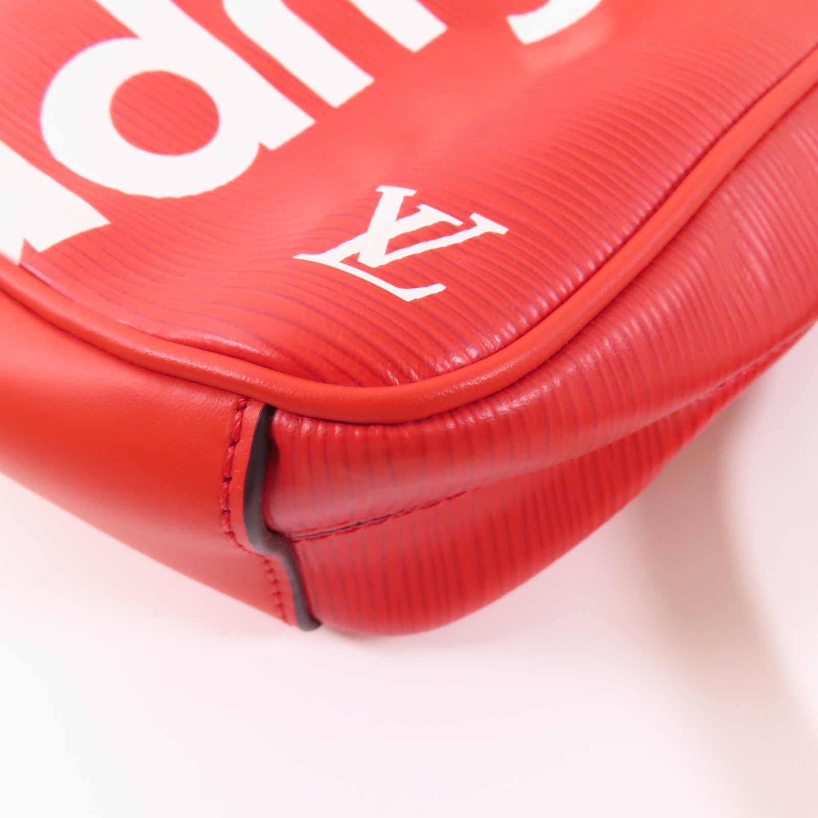 LOUIS VUITTON Epi Supreme x Danube PM銀扣肩背袋