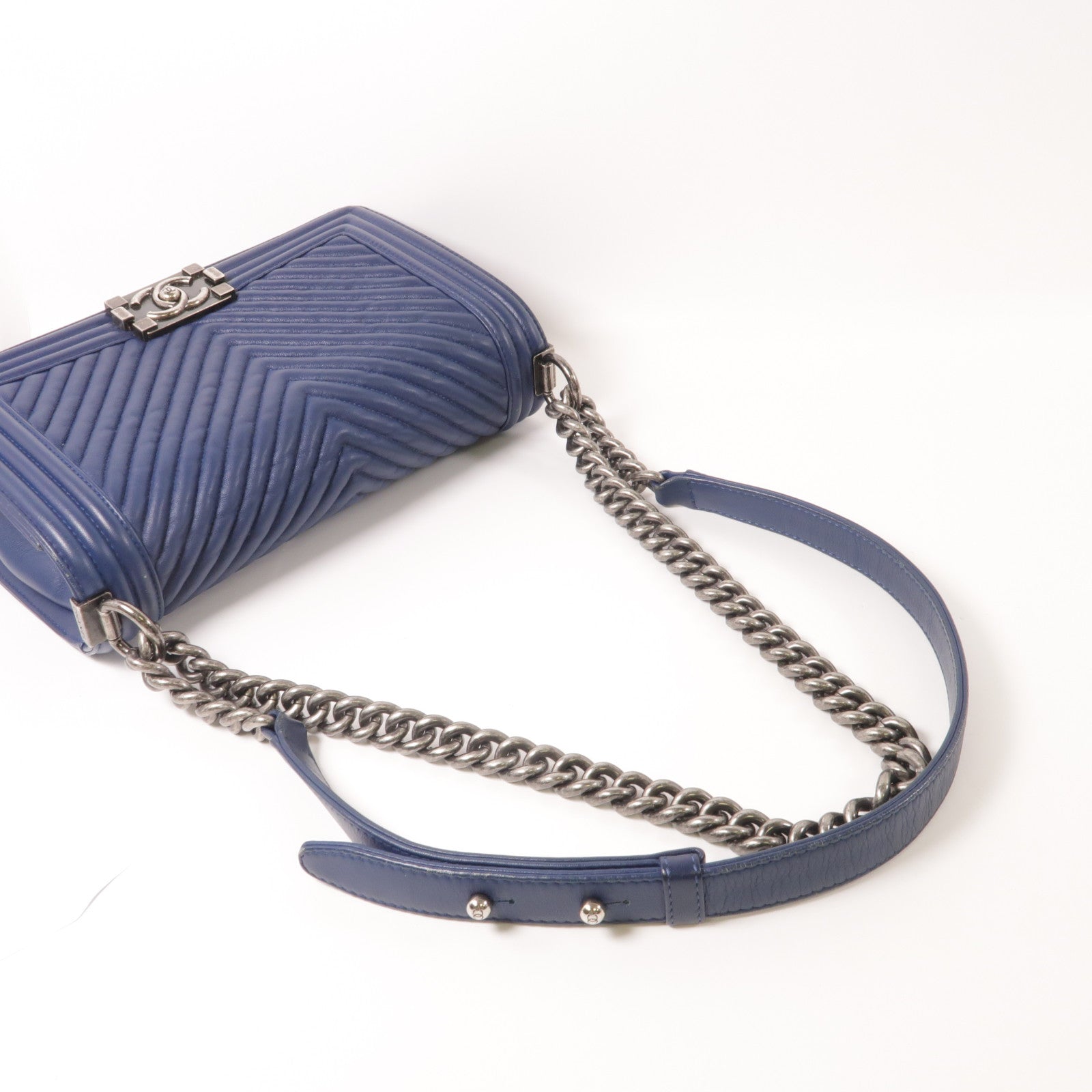 CHANEL 牛皮皮革Chevron Boy 25鏈帶肩背袋