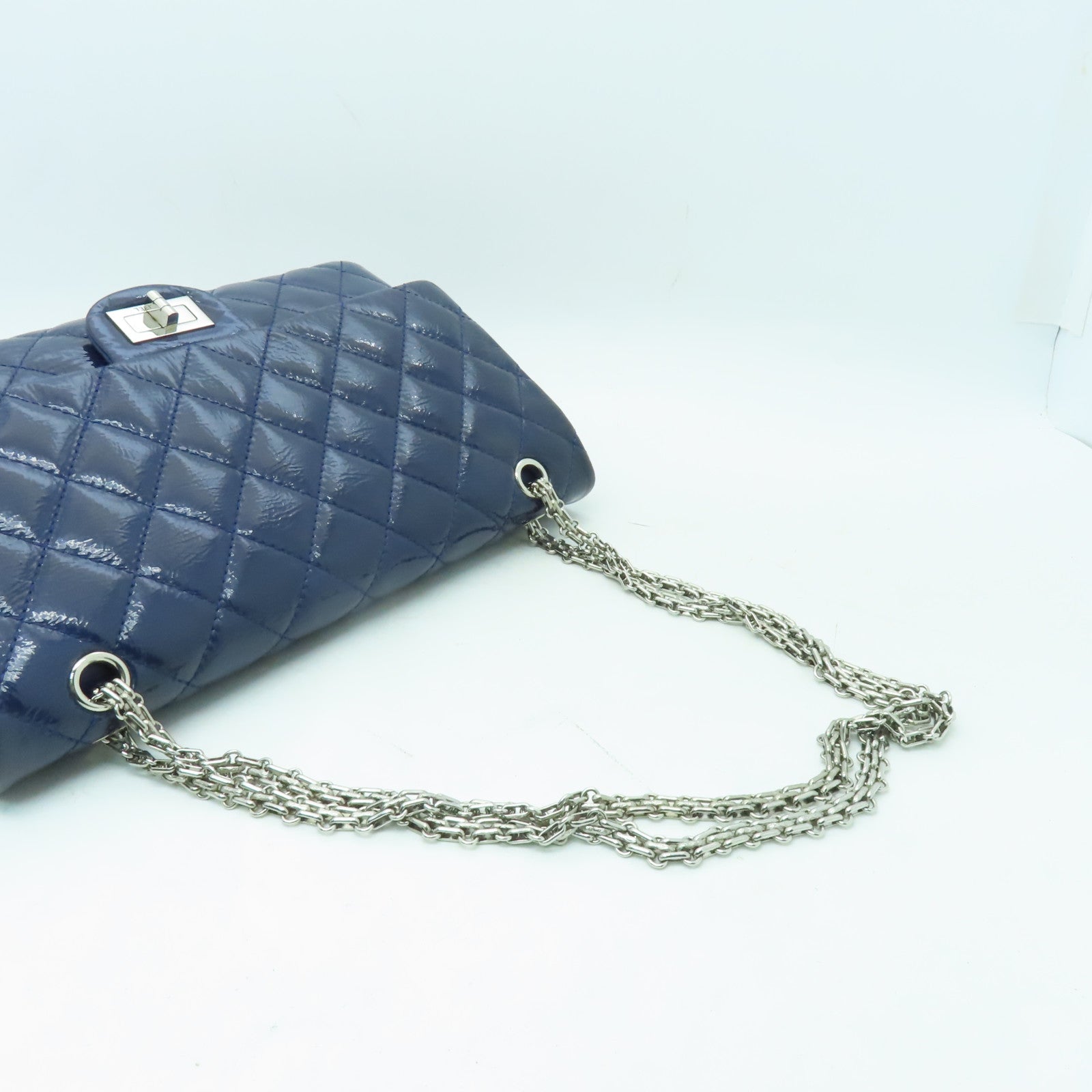 CHANEL 【清倉大減價】菱格漆皮皮革2.55銀扣鏈帶肩背袋藍色