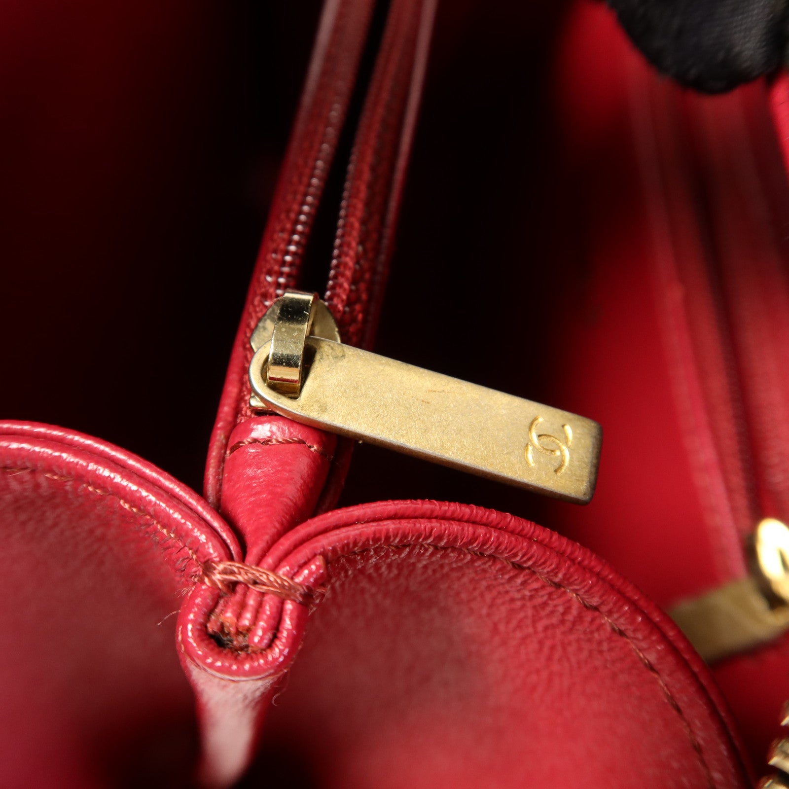 CHANEL 牛皮皮革Filigree Vanity Case Medium金扣手挽肩背兩用袋