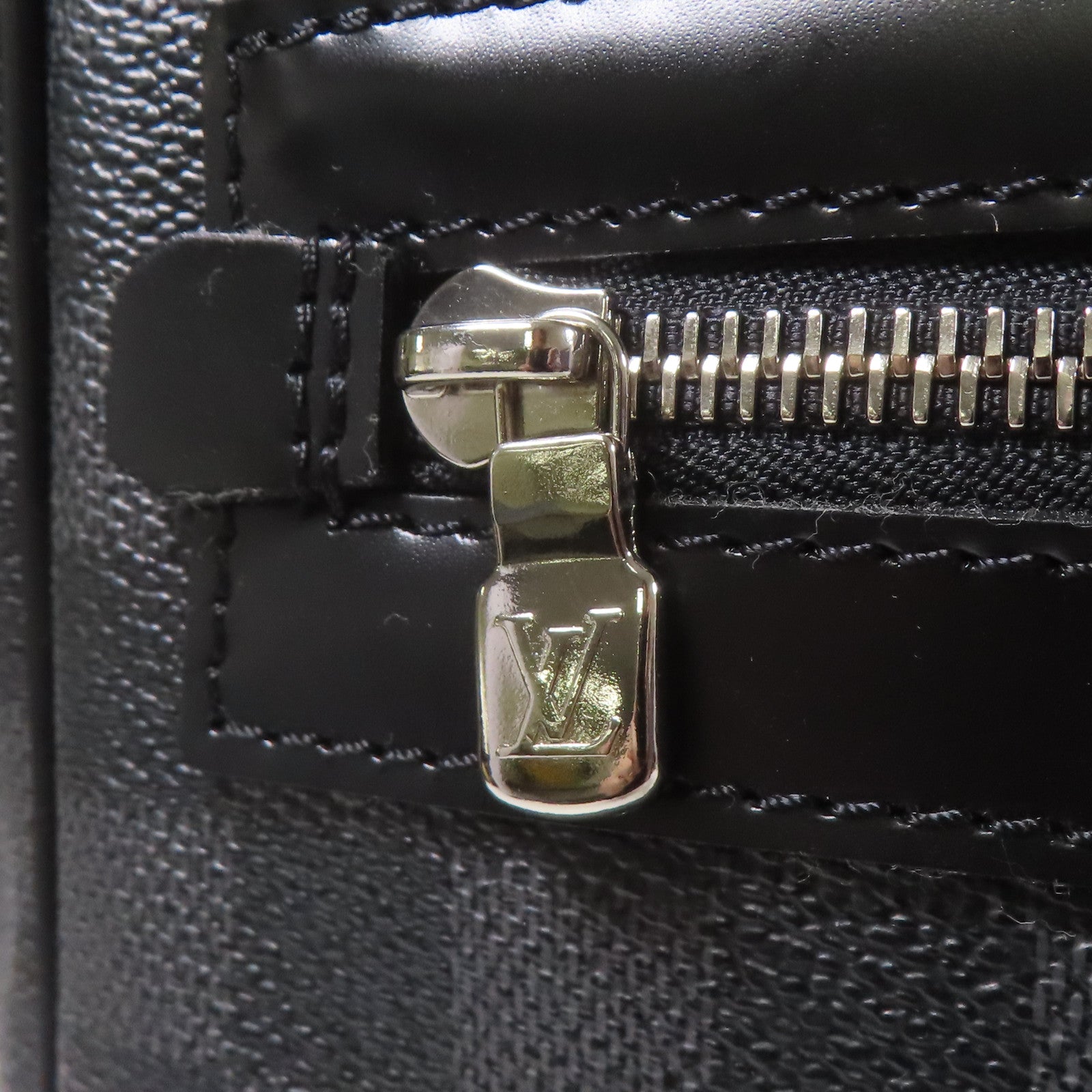 LOUIS VUITTON Damier Graghite Daniel MM銀扣肩背袋