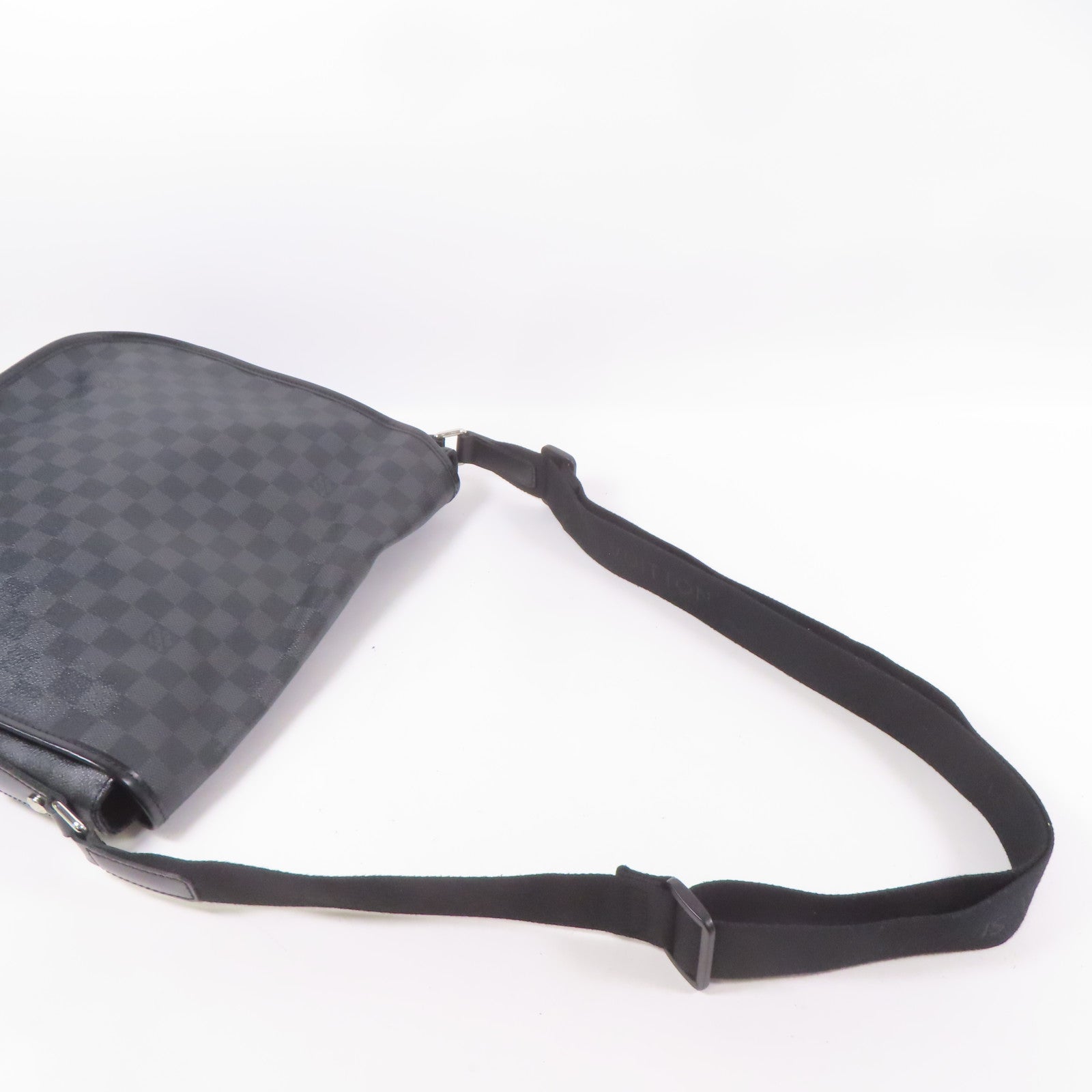 LOUIS VUITTON Damier Graghite Daniel MM銀扣肩背袋