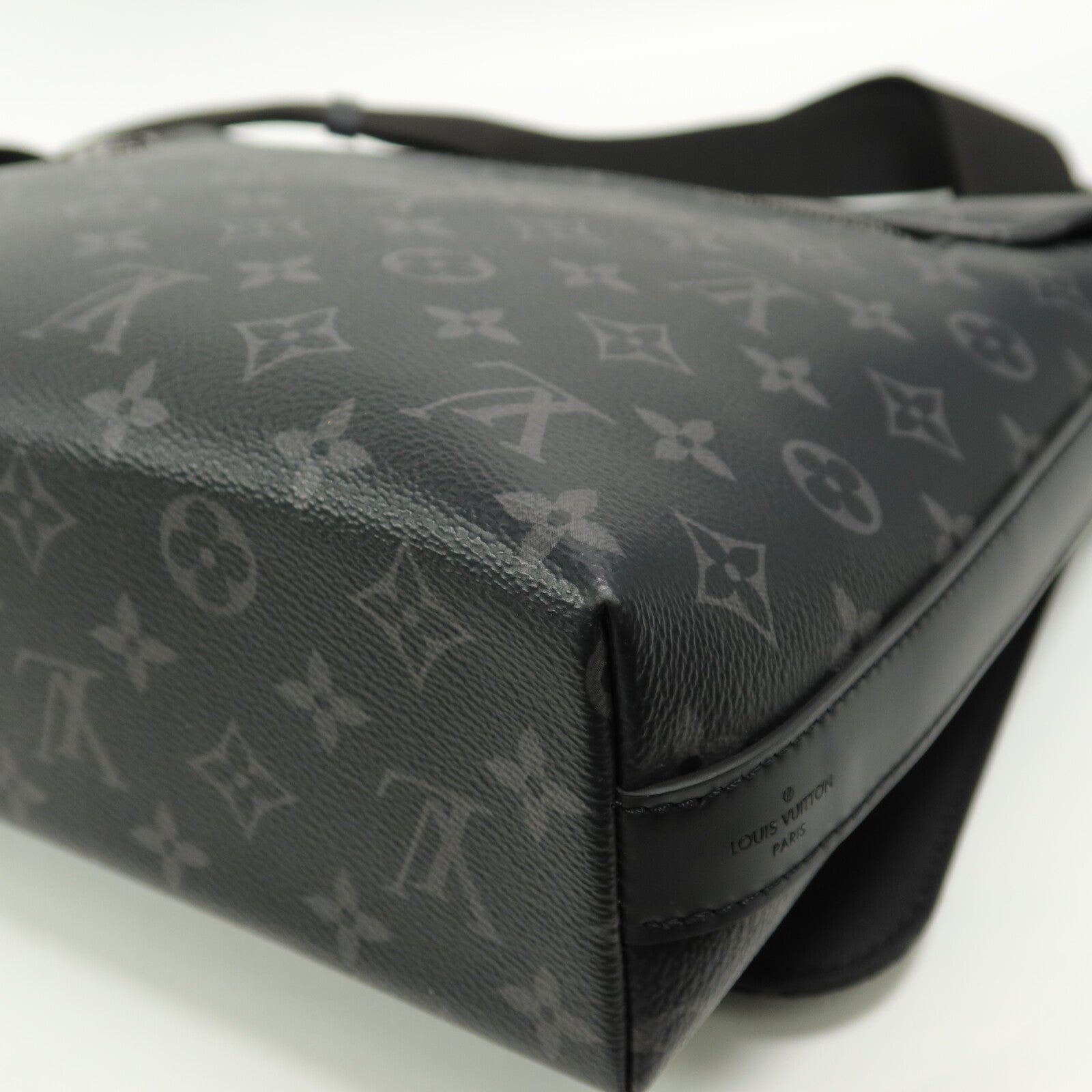 LOUIS VUITTON Monogram Eclipse District MM NM肩背袋