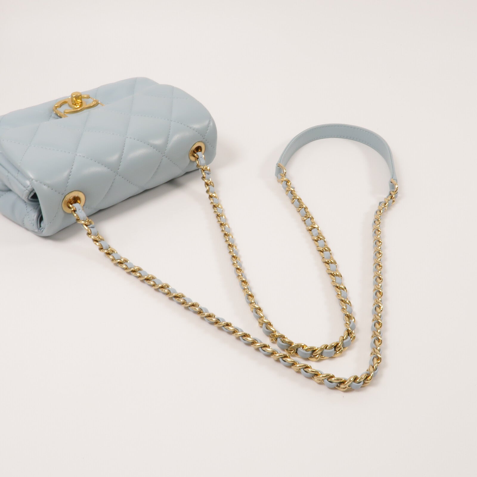 CHANEL 羊皮皮革22P Mini Flap鏈帶肩背袋