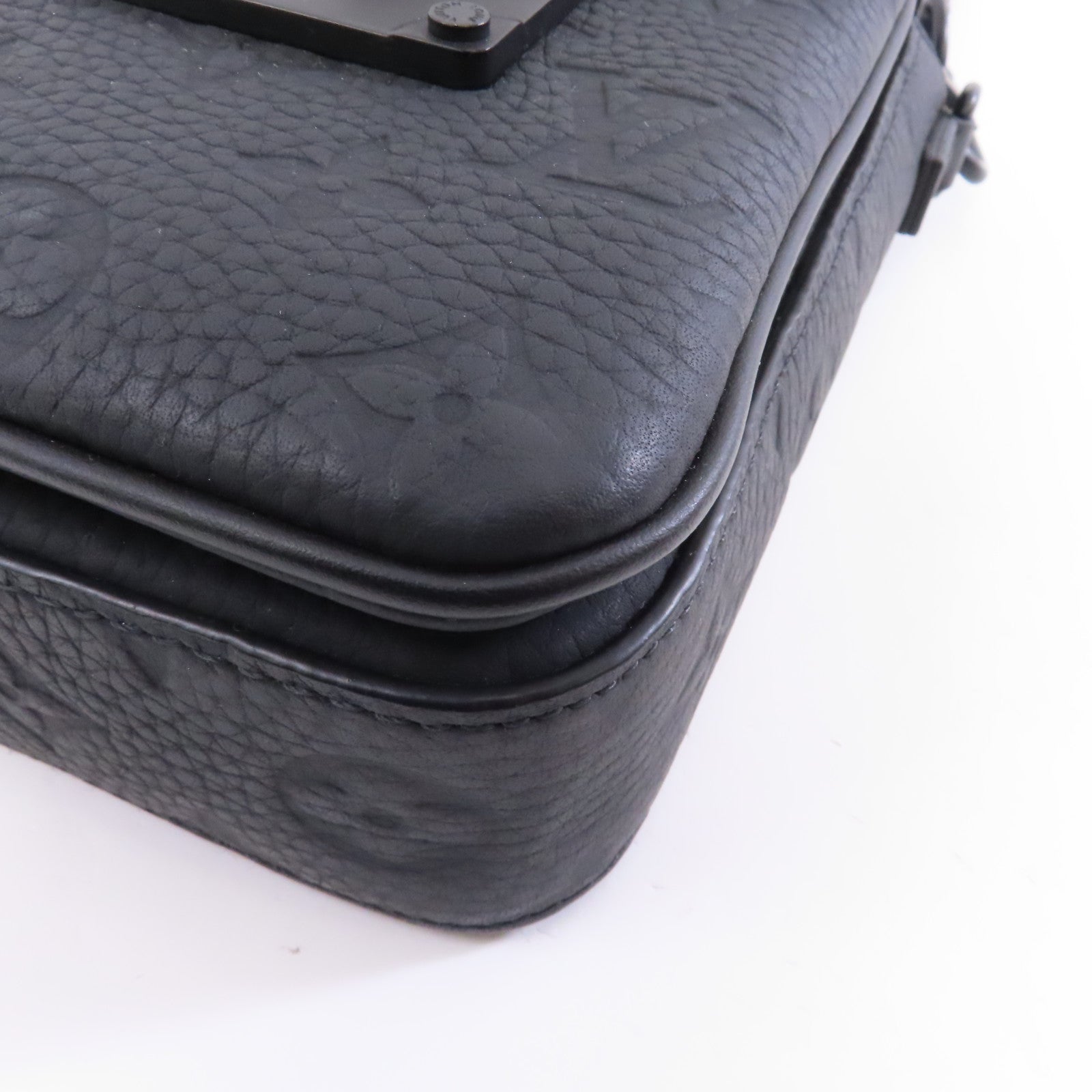LOUIS VUITTON Monogram Taurillon S Lock Sling Bag肩背袋黑色
