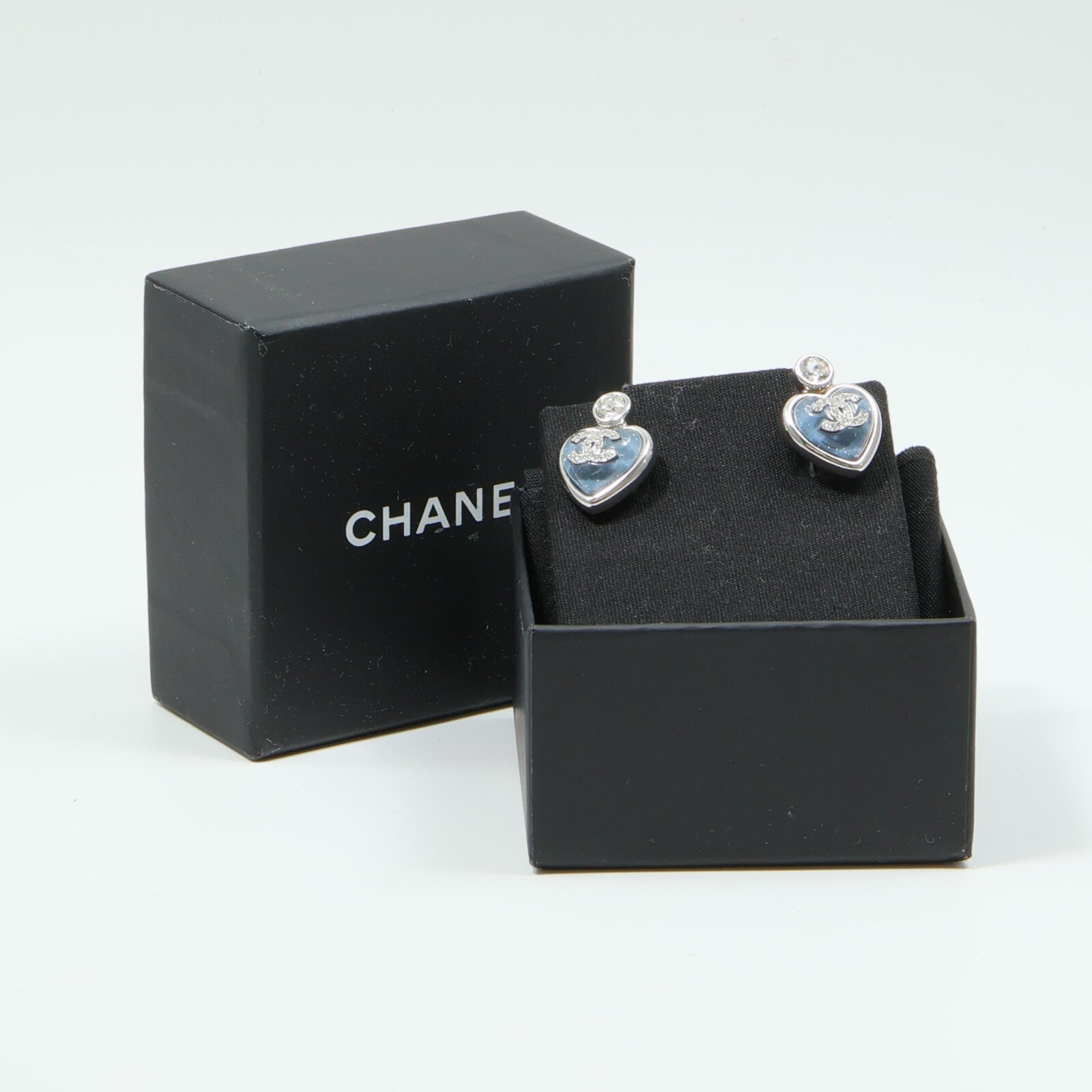 CHANEL 金屬Blue Glass Heart CC Logo Stud Earrings耳環