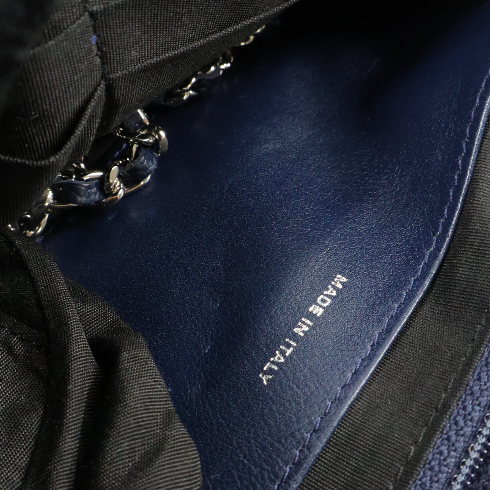 CHANEL 牛皮皮革Half Moon WOC鏈帶肩背袋