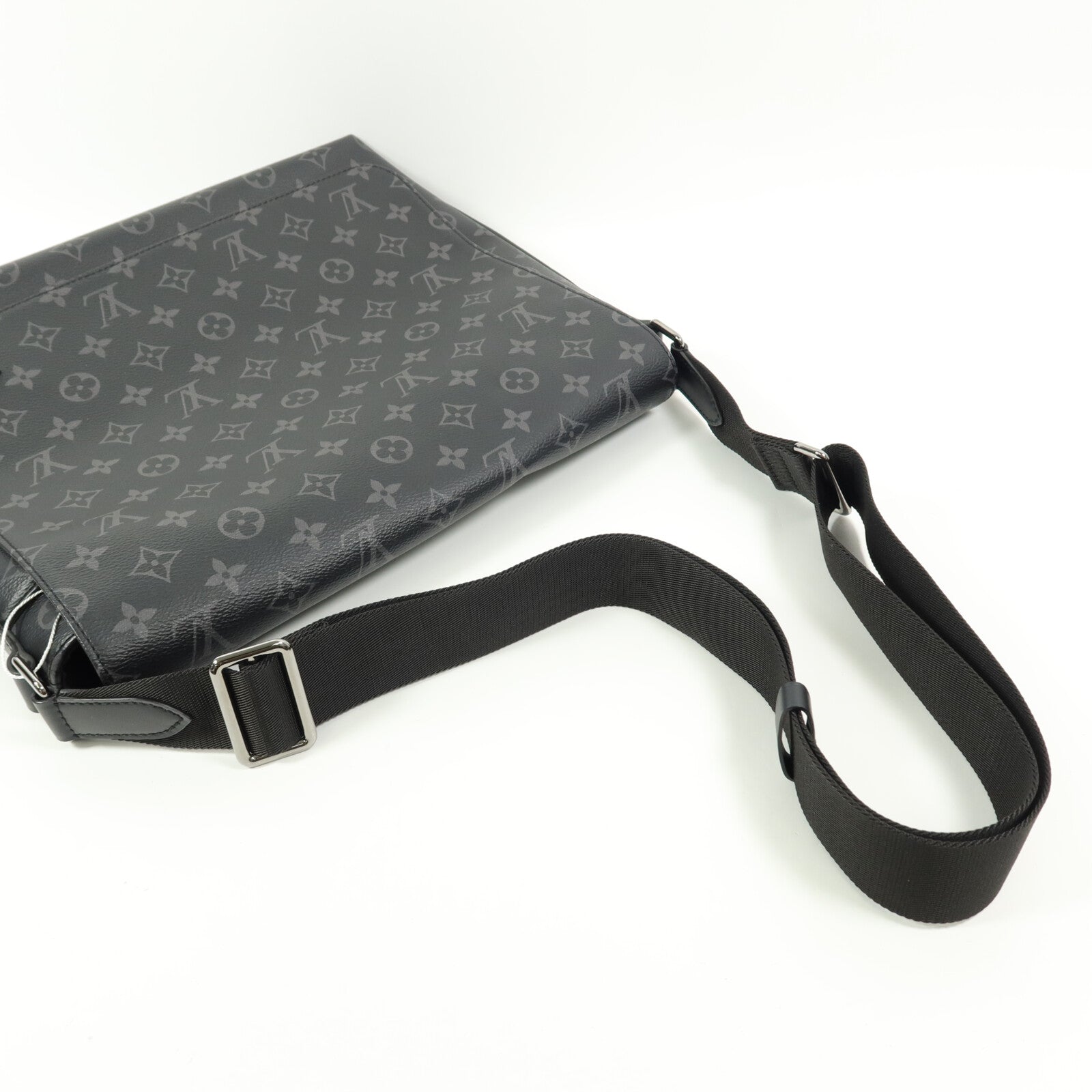 LOUIS VUITTON Monogram Eclipse District MM NM肩背袋