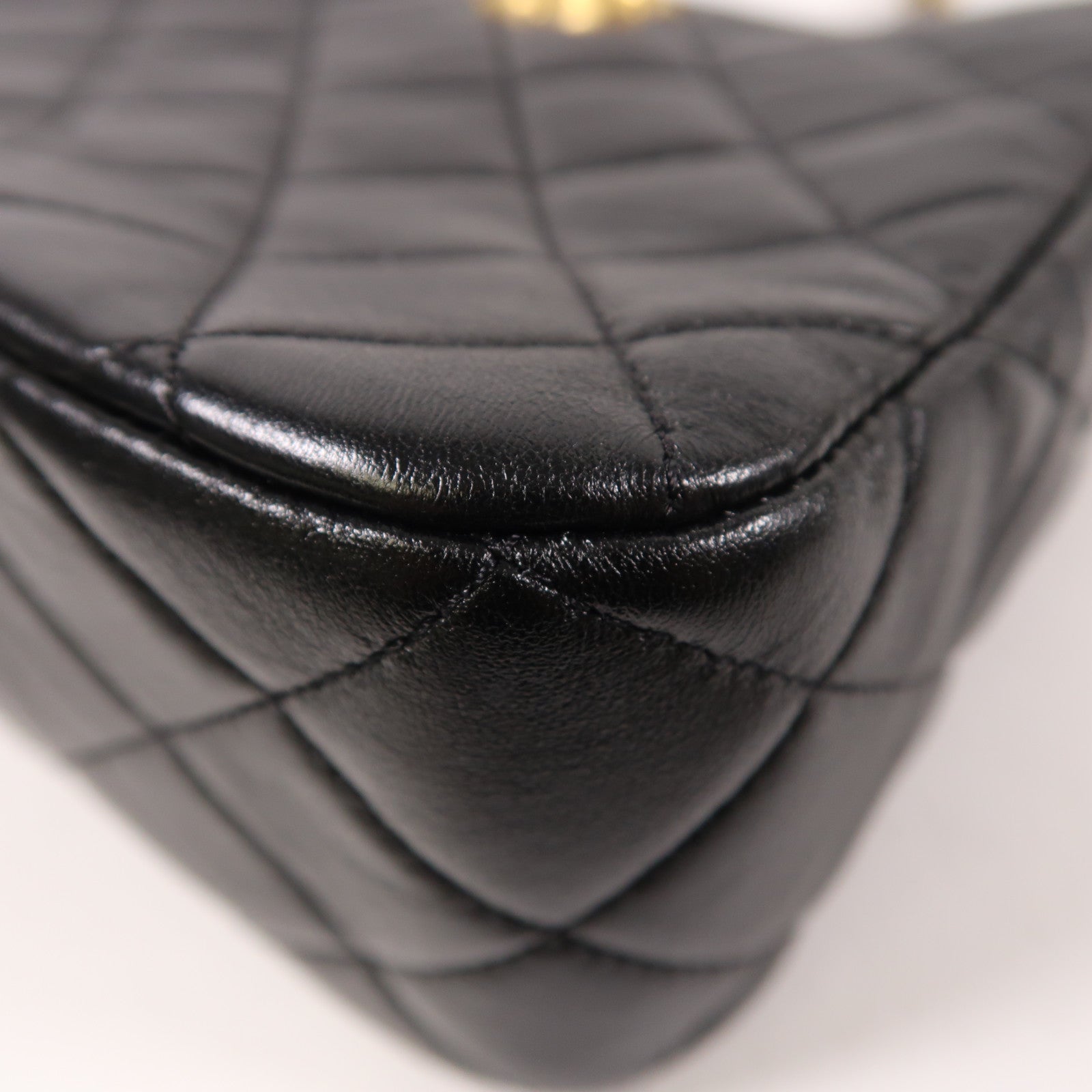 CHANEL 牛皮皮革Hobo Bag金扣鏈帶肩背袋