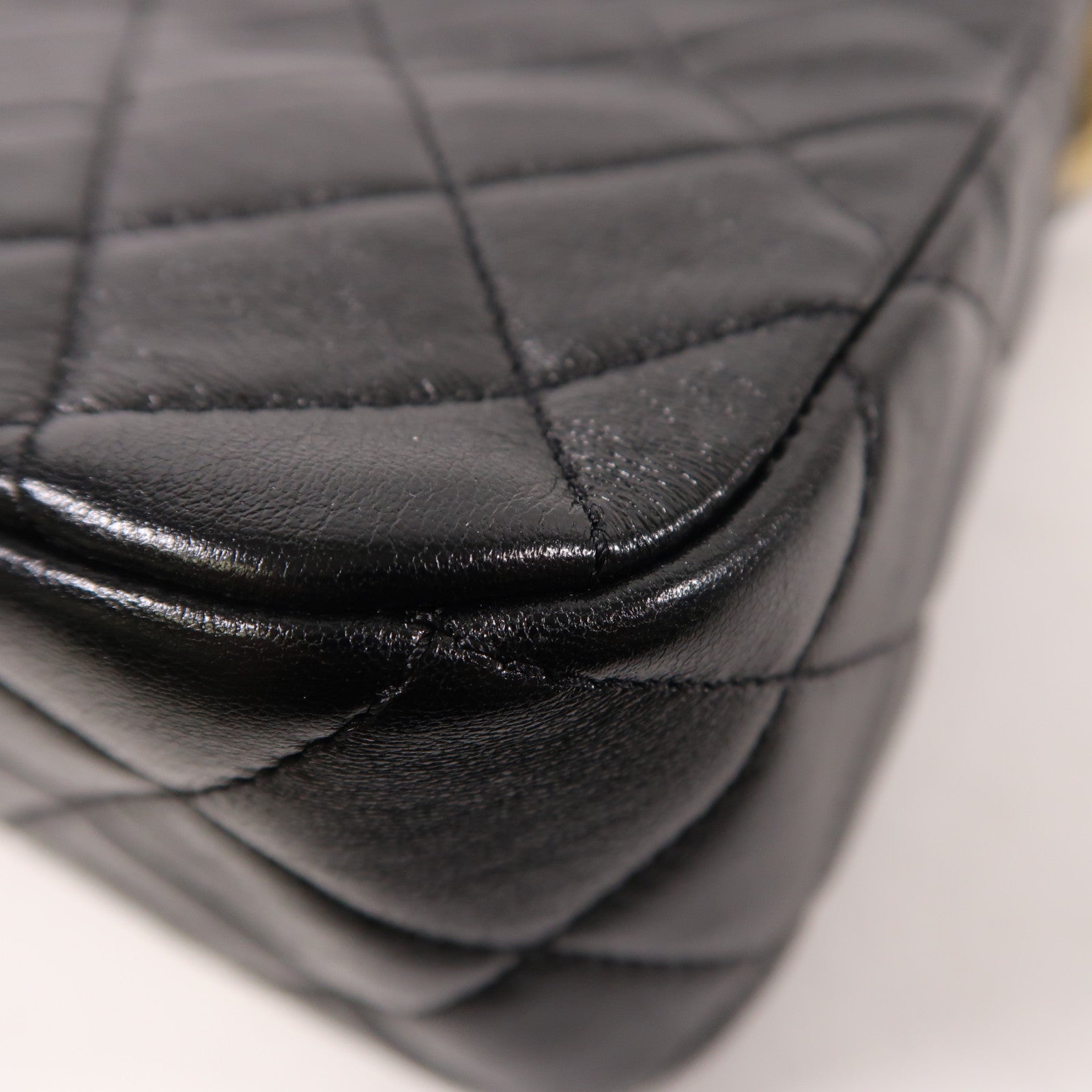 CHANEL 牛皮皮革Hobo Bag金扣鏈帶肩背袋