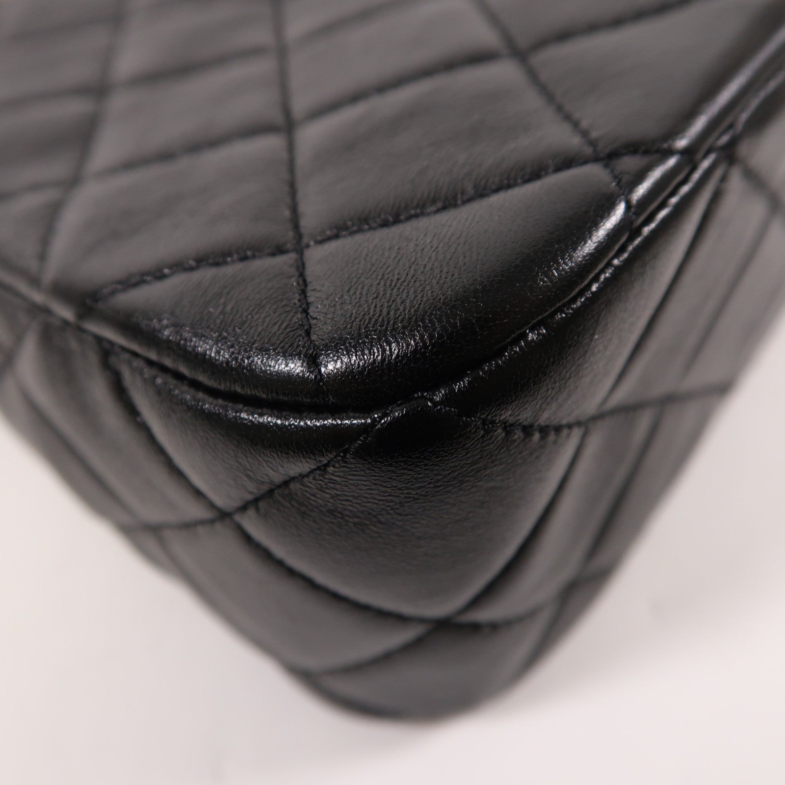 CHANEL 牛皮皮革Hobo Bag金扣鏈帶肩背袋