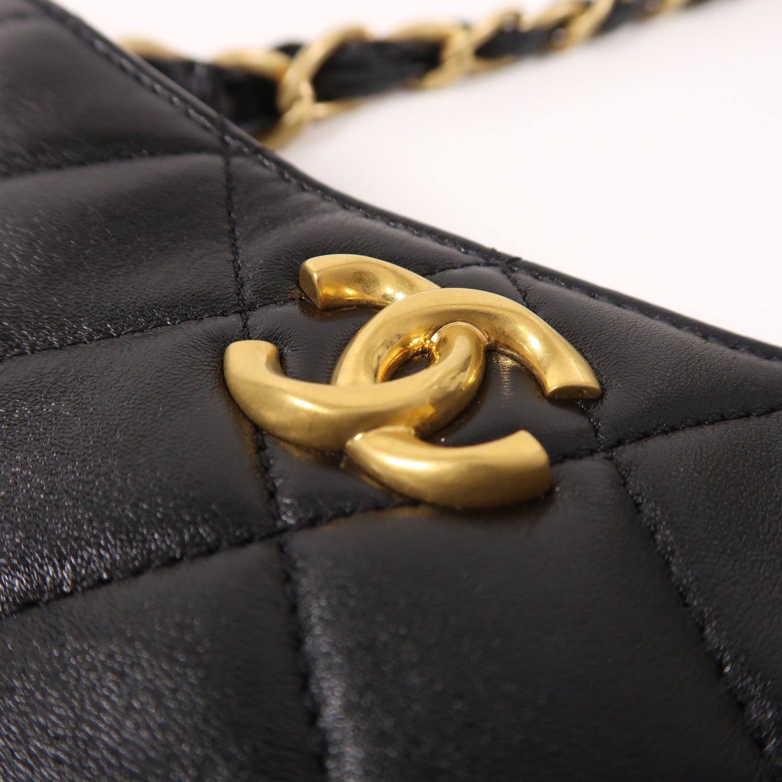 CHANEL 牛皮皮革Hobo Bag金扣鏈帶肩背袋