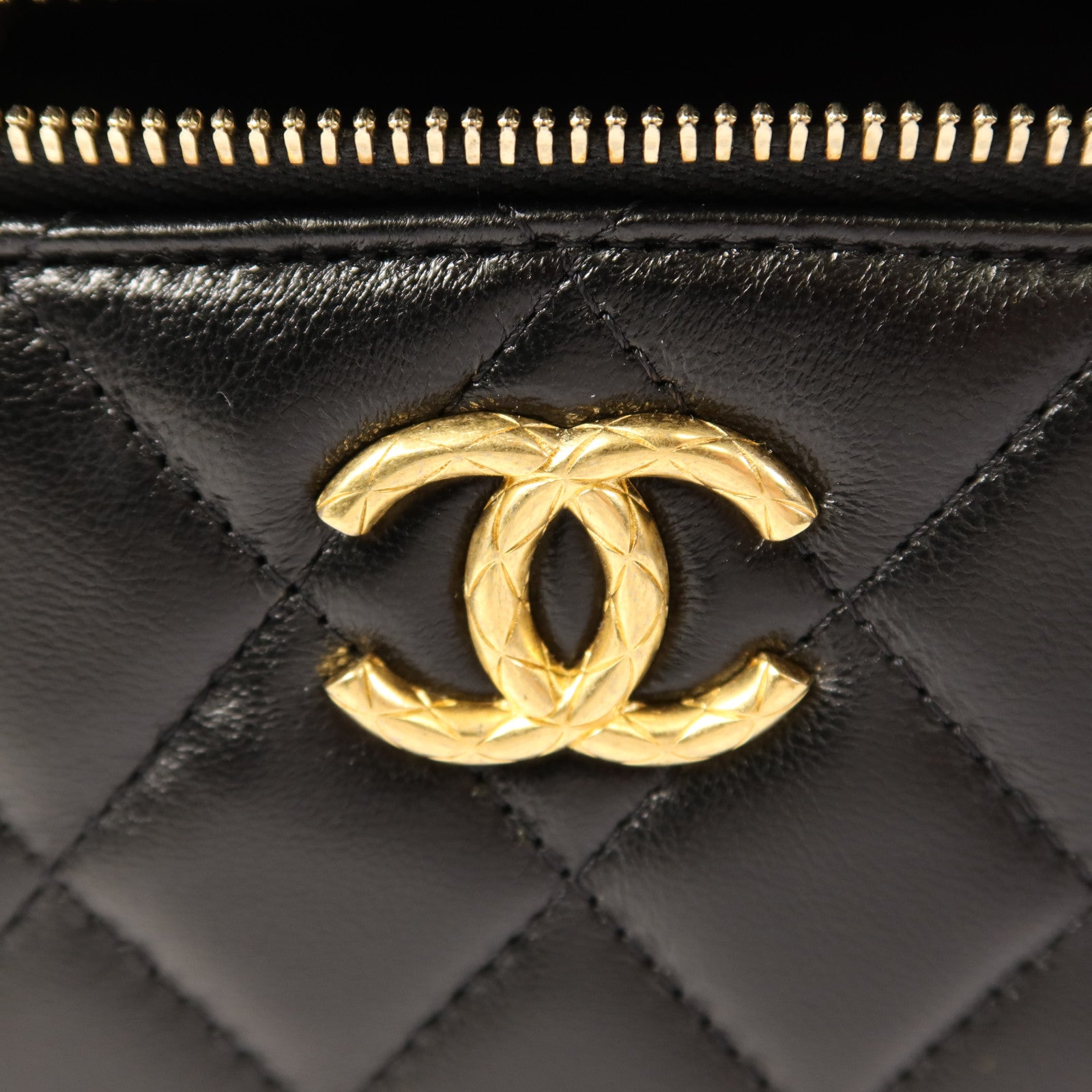 CHANEL 皮革Vanity Case金扣鏈帶肩背袋