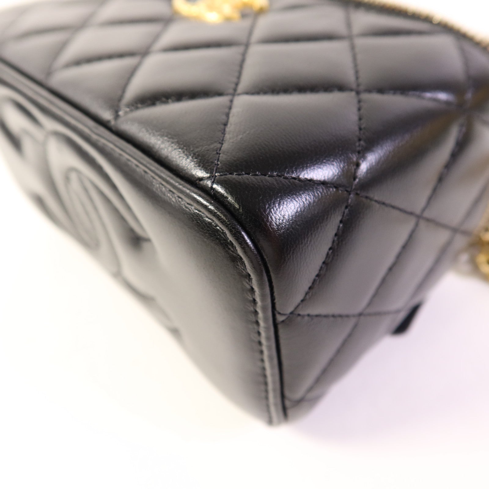 CHANEL 皮革Vanity Case金扣鏈帶肩背袋