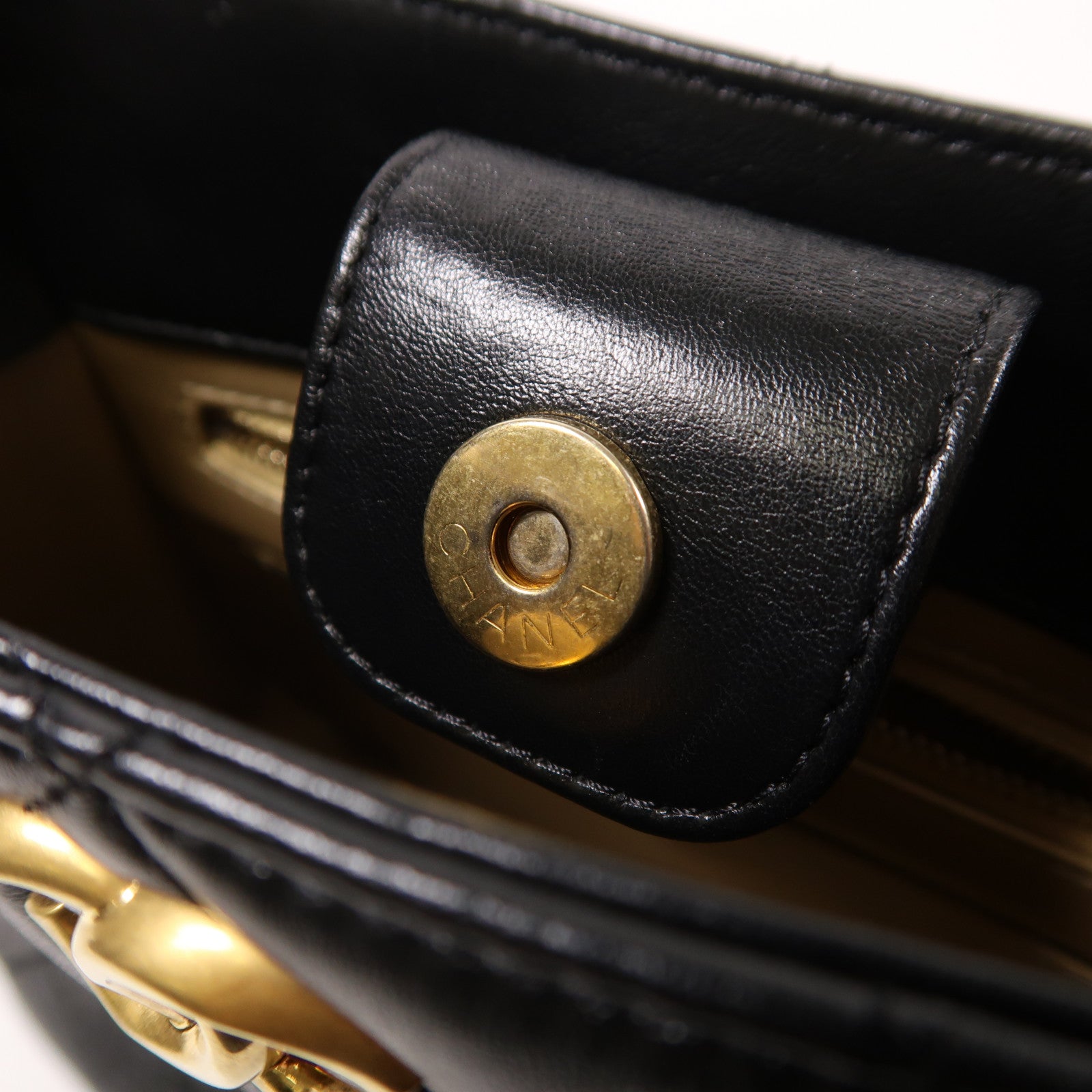 CHANEL 牛皮皮革Hobo Bag金扣鏈帶肩背袋