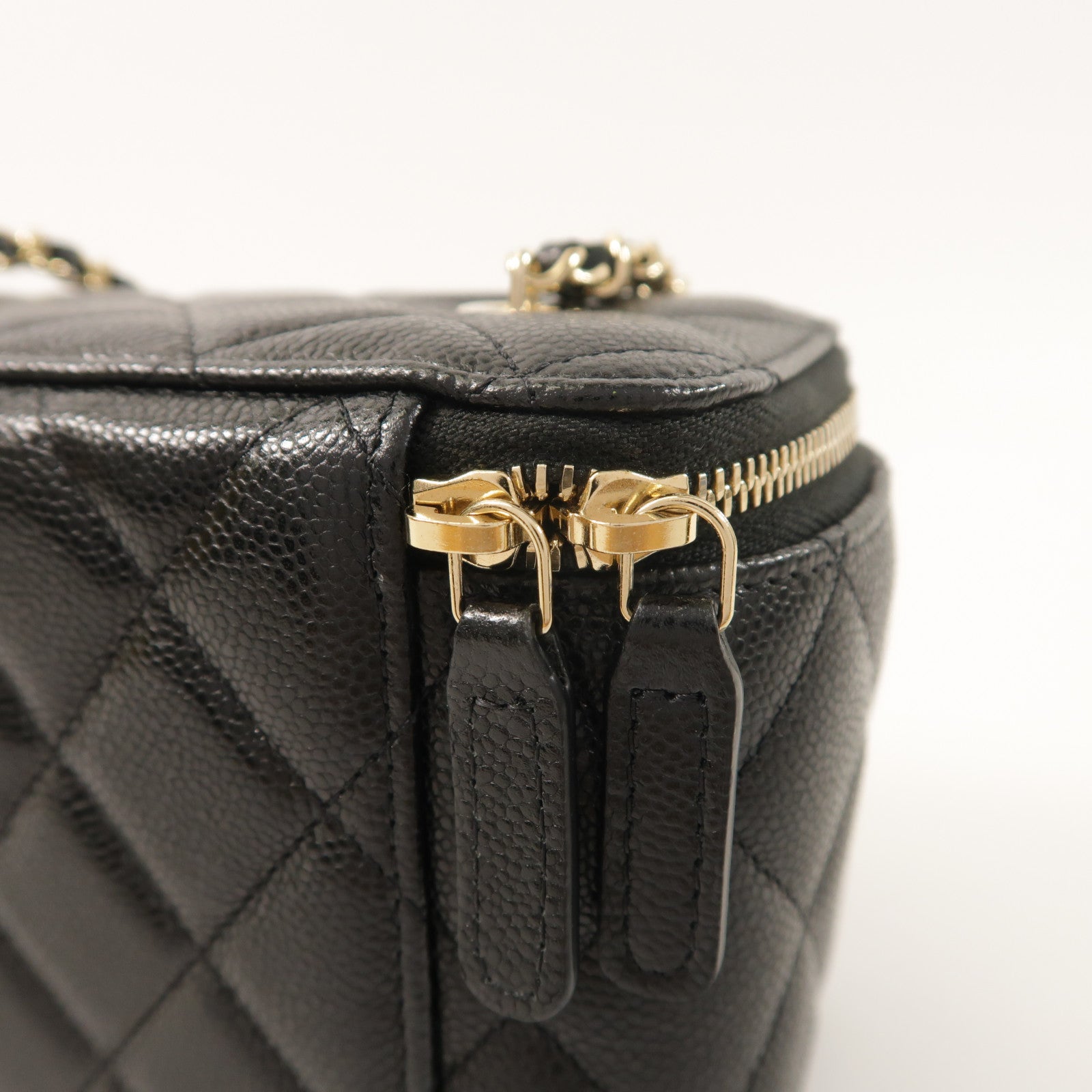 CHANEL 牛皮皮革Vanity Case金扣鏈帶肩背袋