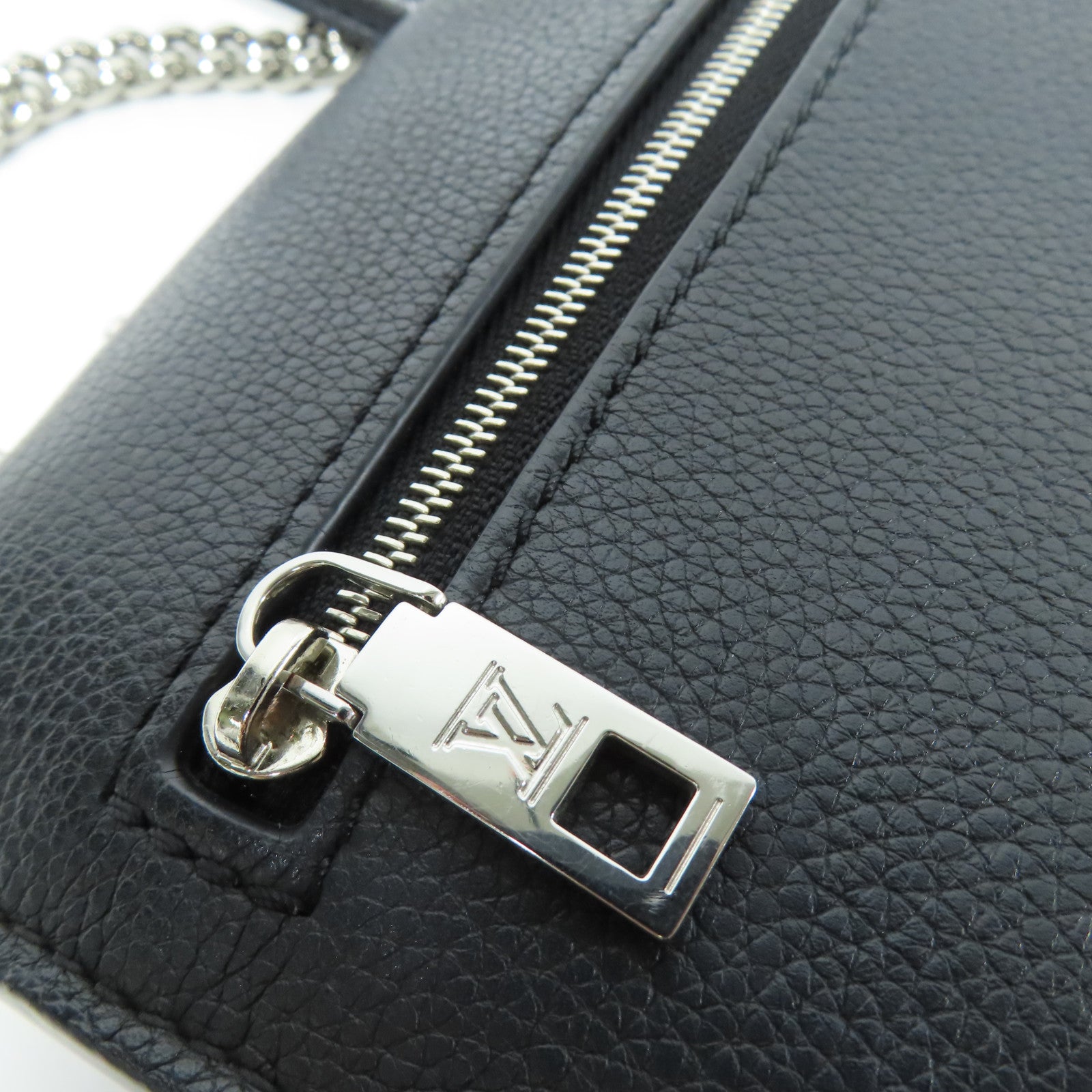 LOUIS VUITTON 牛皮皮革My Lock Me銀扣肩背袋