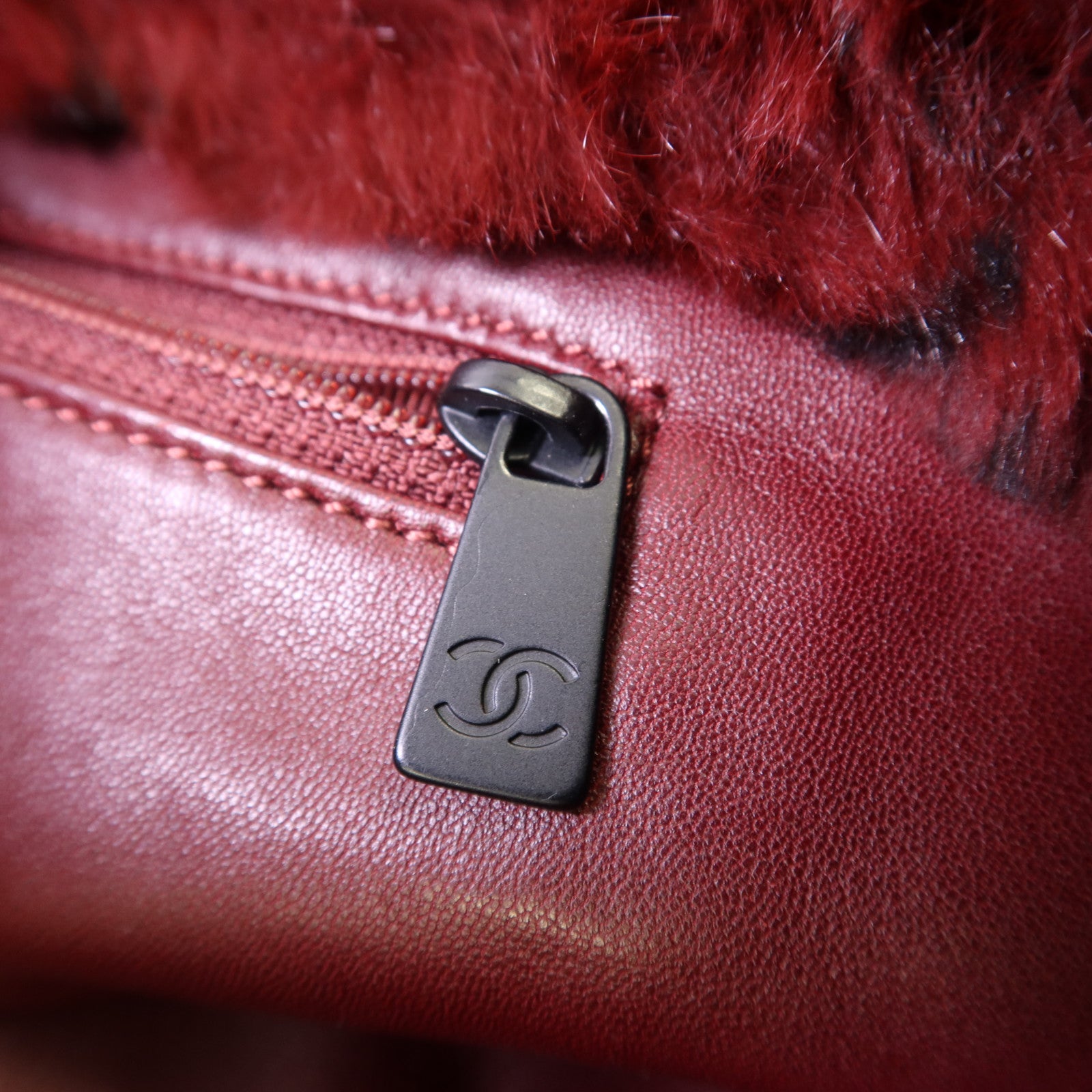 CHANEL 兔毛Shoulder Bag黑扣鏈帶肩背袋