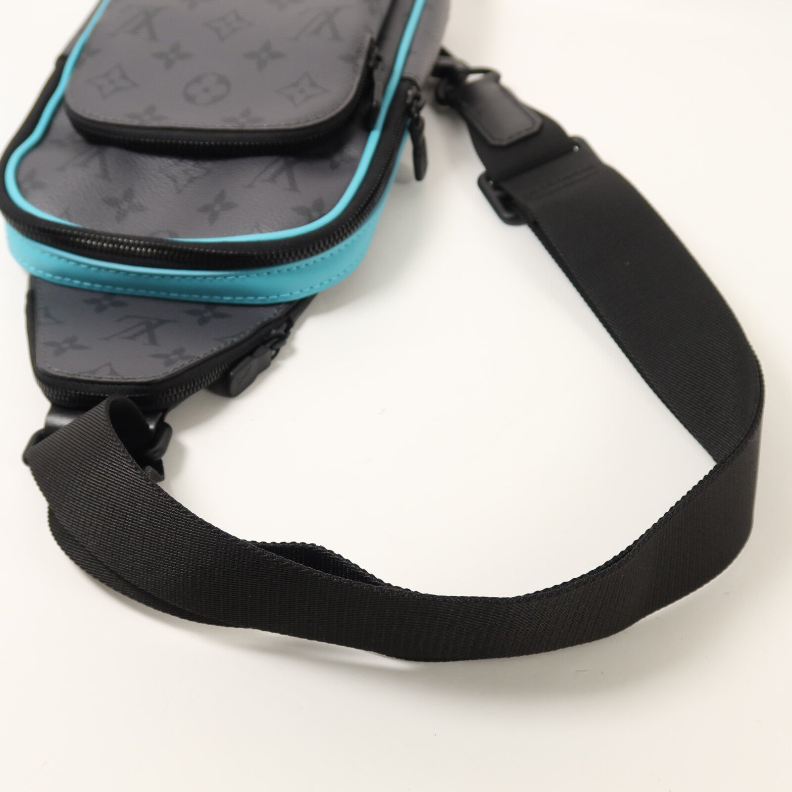 LOUIS VUITTON Monogram Eclipse Reverse Avenue Sling肩背袋