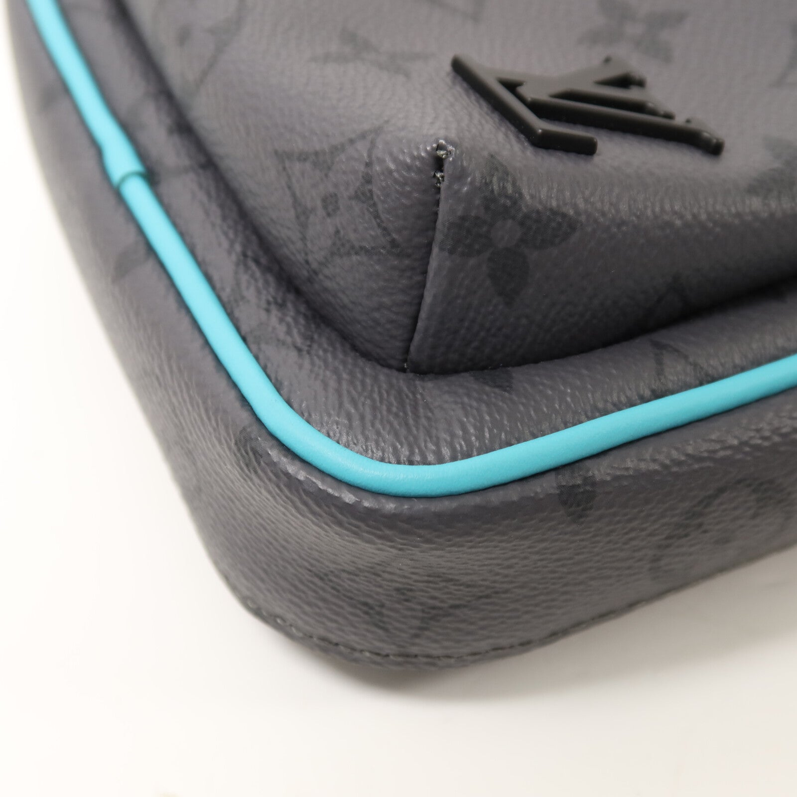 LOUIS VUITTON Monogram Eclipse Reverse Avenue Sling肩背袋