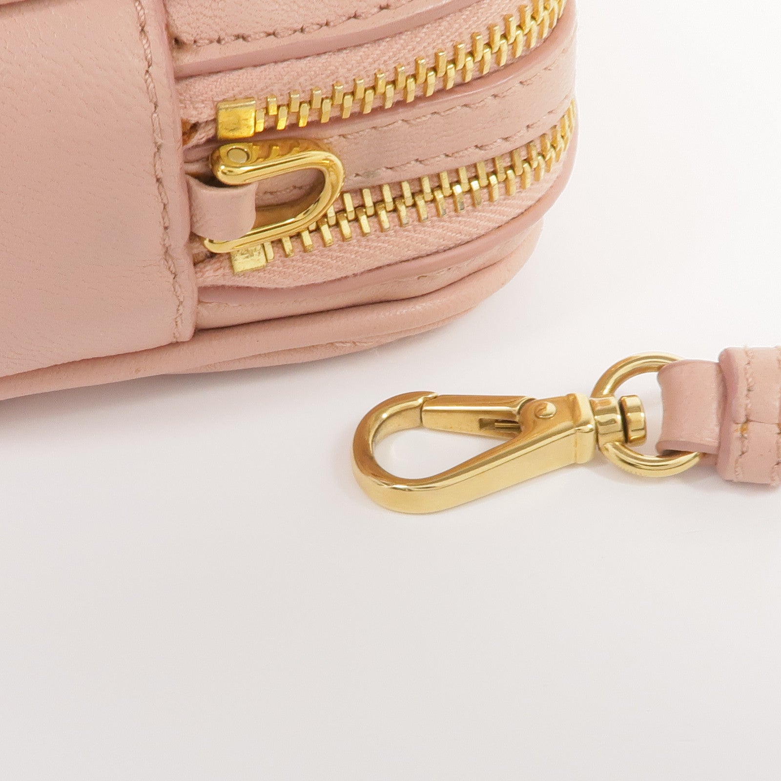 Miu Miu 羊皮皮革Matelasse Pouch金扣肩背袋