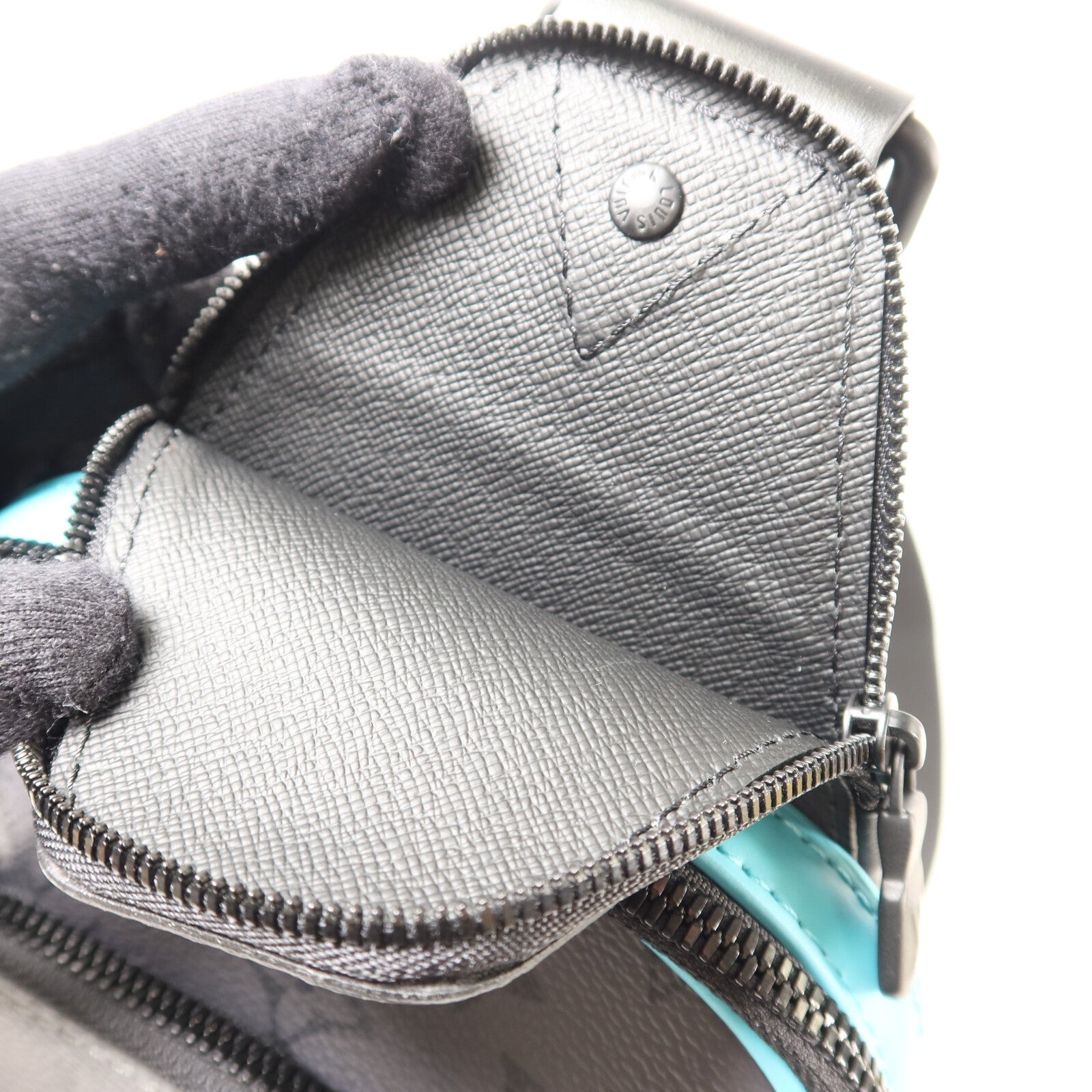 LOUIS VUITTON Monogram Eclipse Reverse Avenue Sling肩背袋