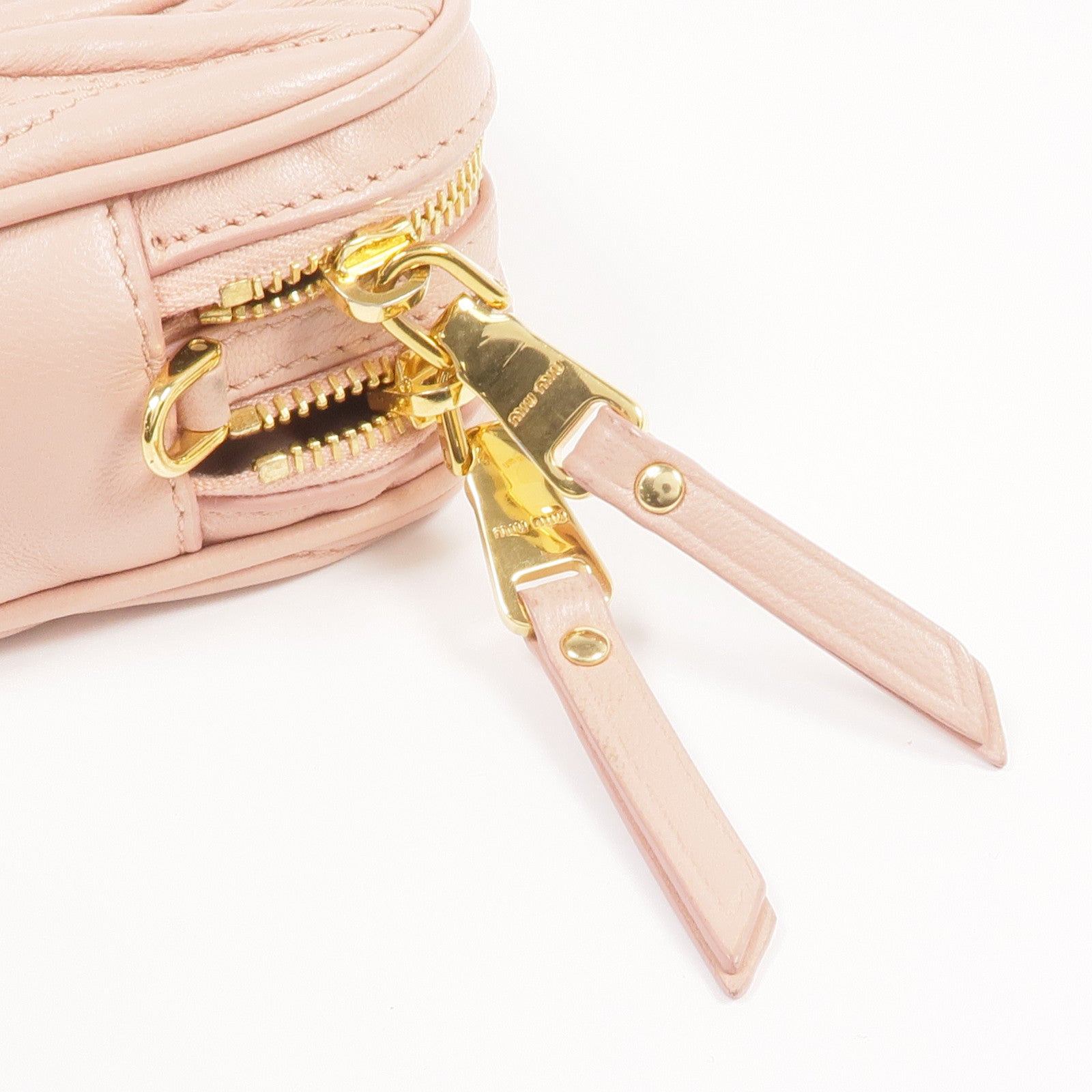 Miu Miu 羊皮皮革Matelasse Pouch金扣肩背袋