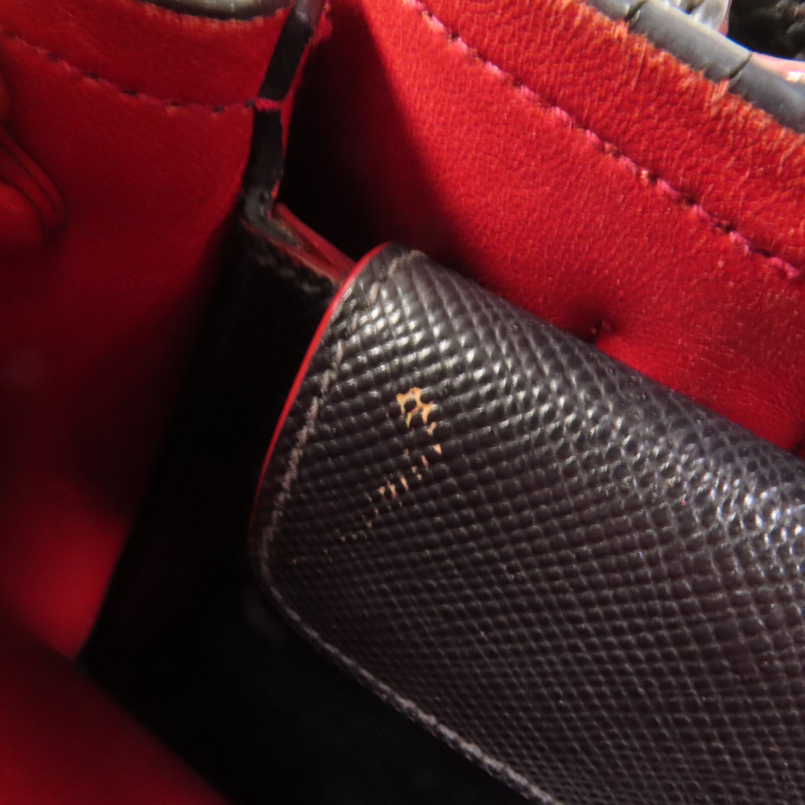 PRADA Saffiano皮革Handbag金扣手挽袋