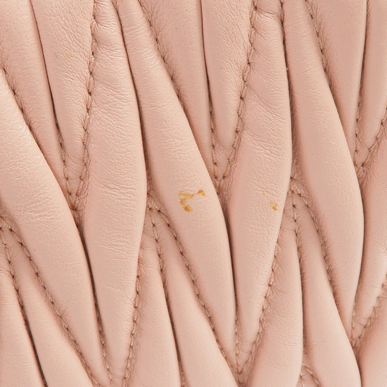 Miu Miu 羊皮皮革Matelasse Pouch金扣肩背袋