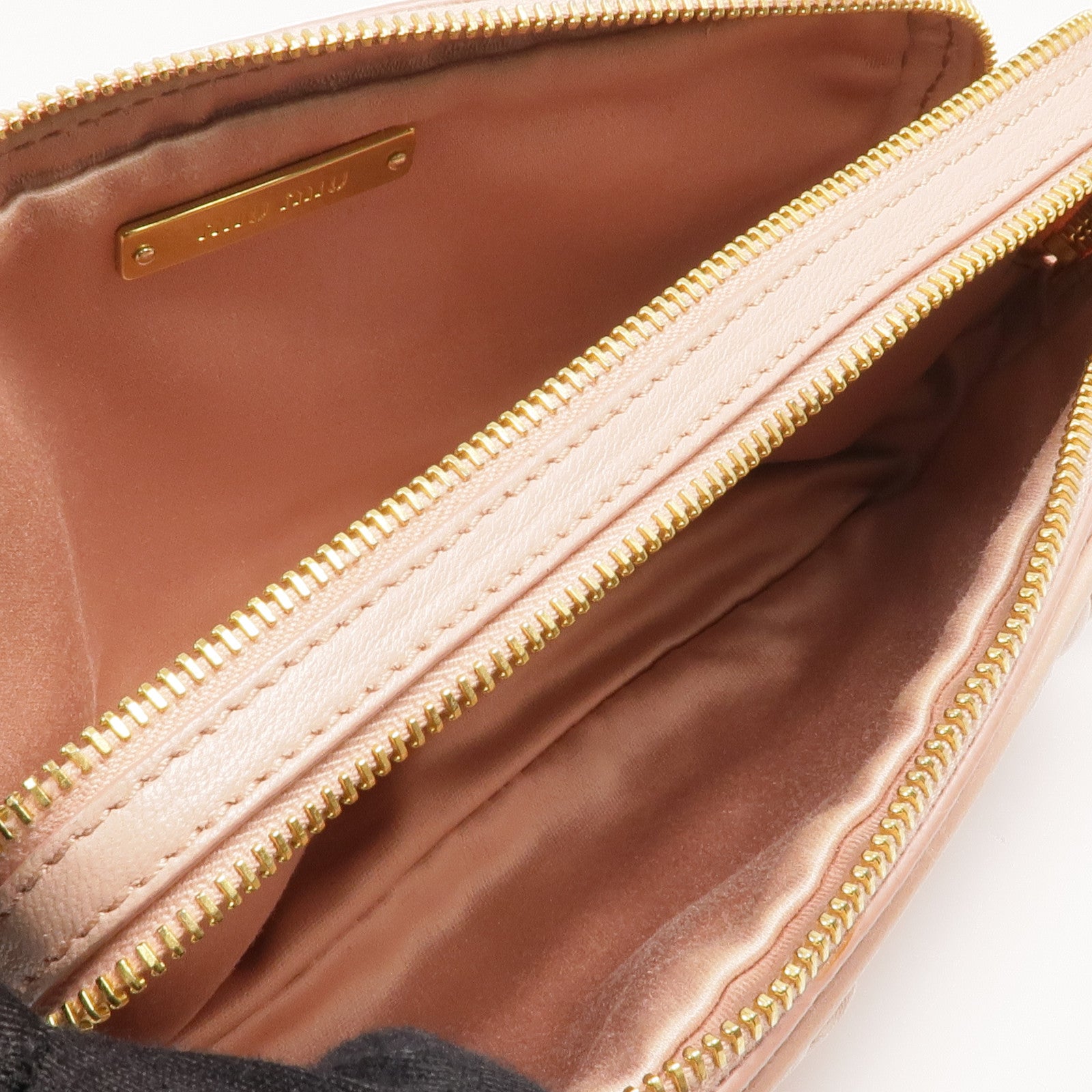 Miu Miu 羊皮皮革Matelasse Pouch金扣肩背袋