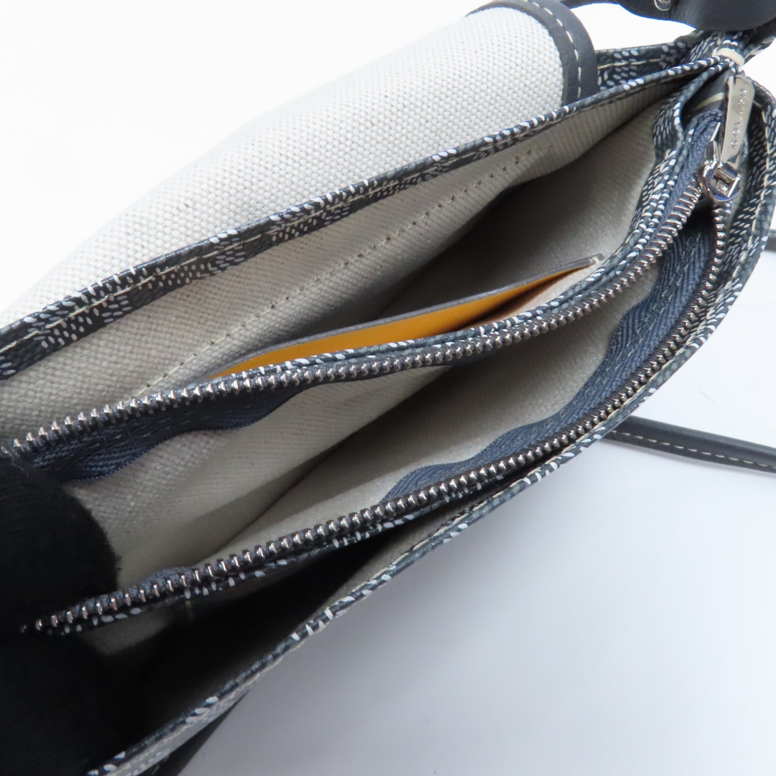 GOYARD 塗層帆布Plumet Pocket Wallet銀扣肩背袋灰色