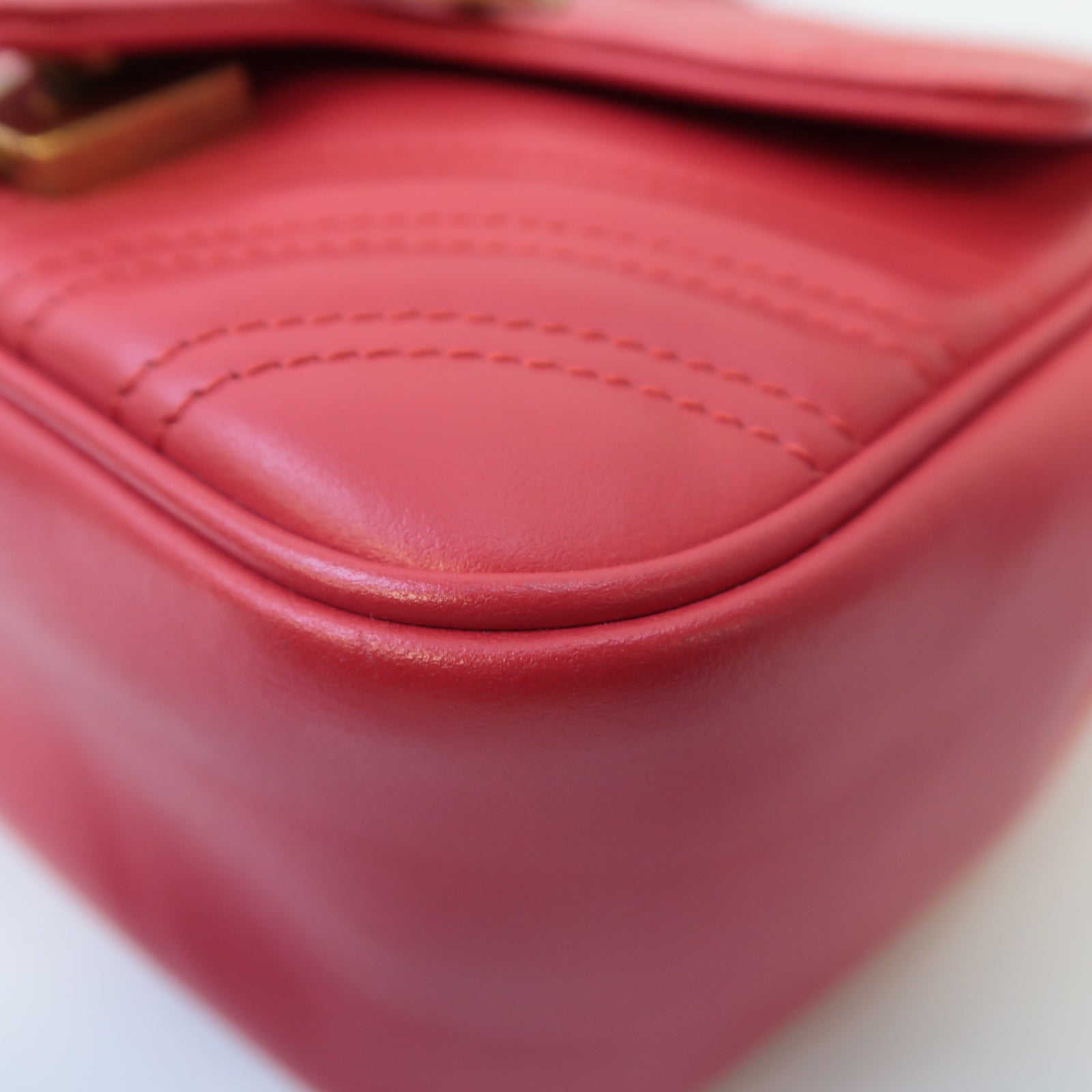 GUCCI **【激減優惠】牛皮皮革GG Marmont Shoulder Bag金扣鏈帶肩背袋紅色