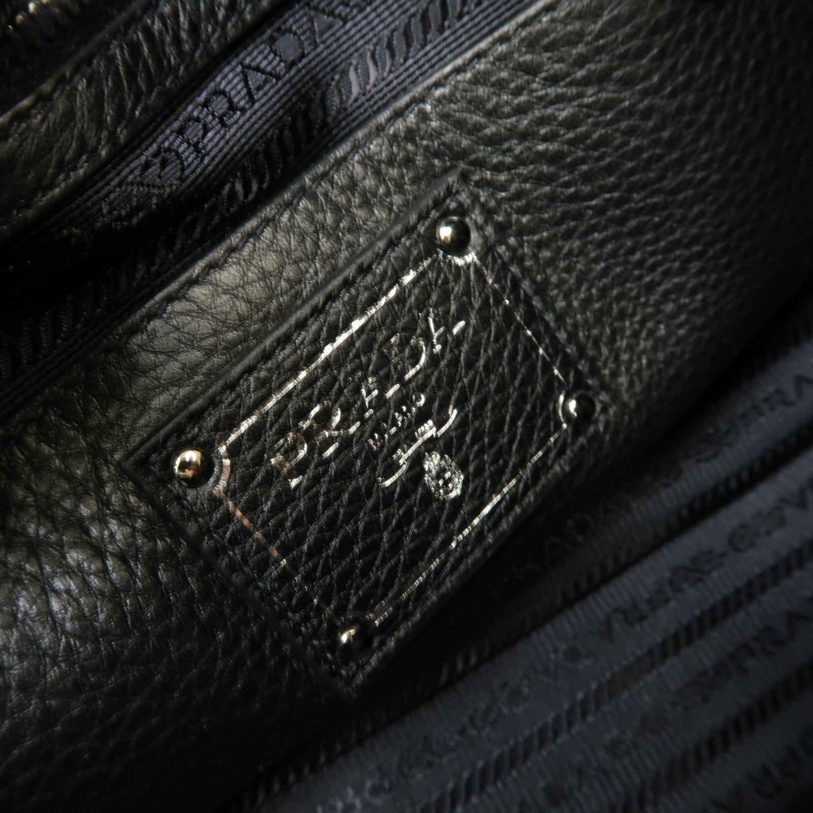 PRADA 牛皮皮革Vitello Daino Zip銀扣手挽肩背兩用袋黑色