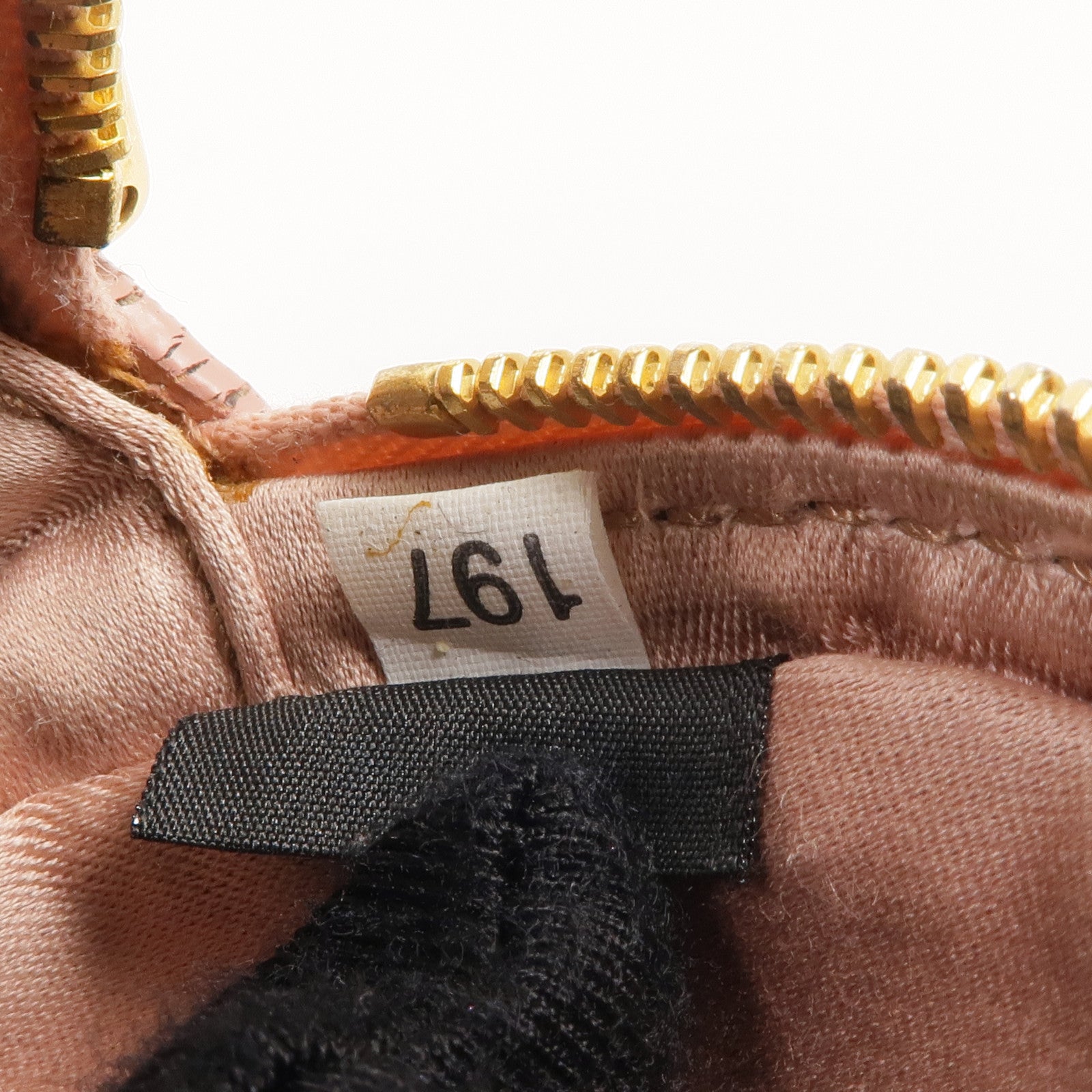 Miu Miu 羊皮皮革Matelasse Pouch金扣肩背袋