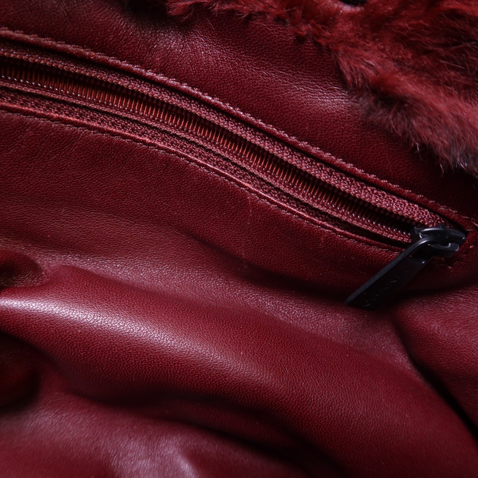 CHANEL 兔毛Shoulder Bag黑扣鏈帶肩背袋