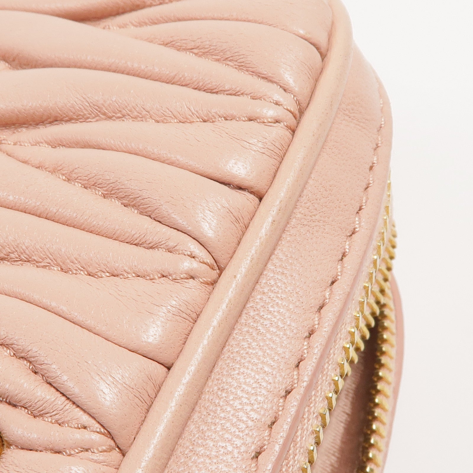 Miu Miu 羊皮皮革Matelasse Pouch金扣肩背袋