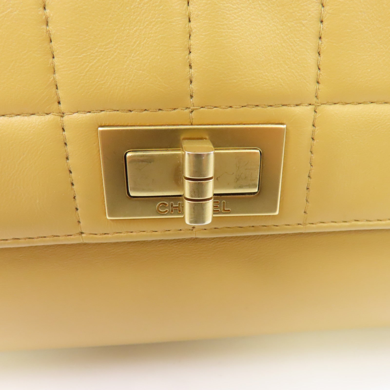 CHANEL 羊皮皮革Chain Shoulder金扣鏈帶肩背袋米色