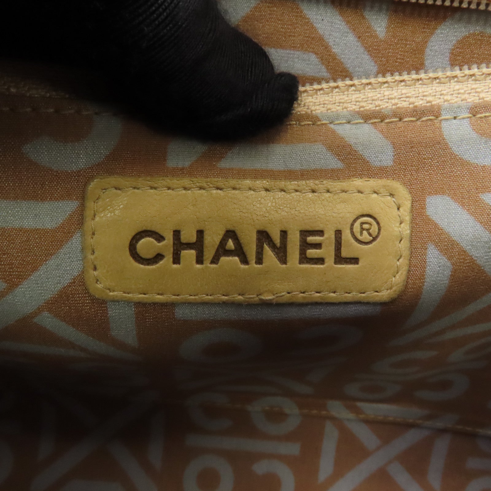 CHANEL 羊皮皮革Chain Shoulder金扣鏈帶肩背袋米色