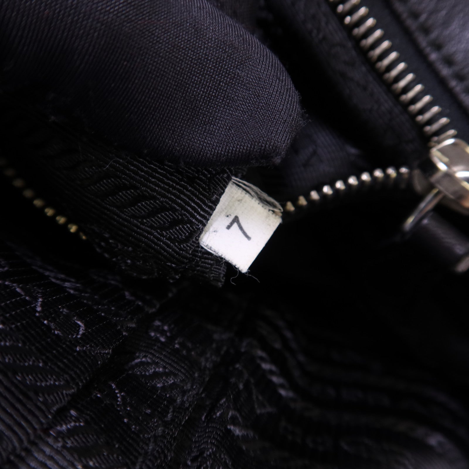 PRADA 牛皮皮革Shoulder Bag銀扣肩背袋